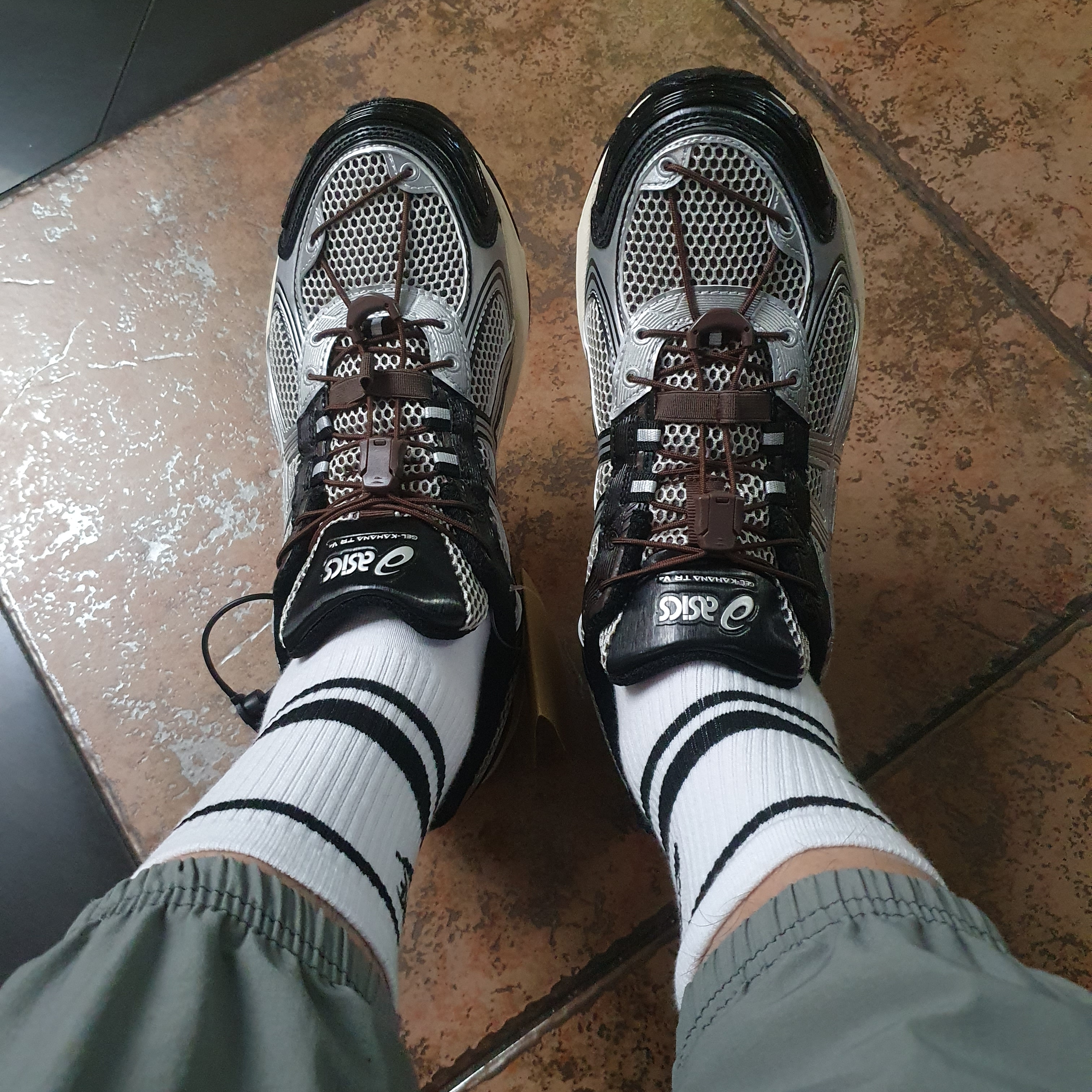 Asics Gel-Kahana TR V4 Silver Black 착용 스타일 - 3