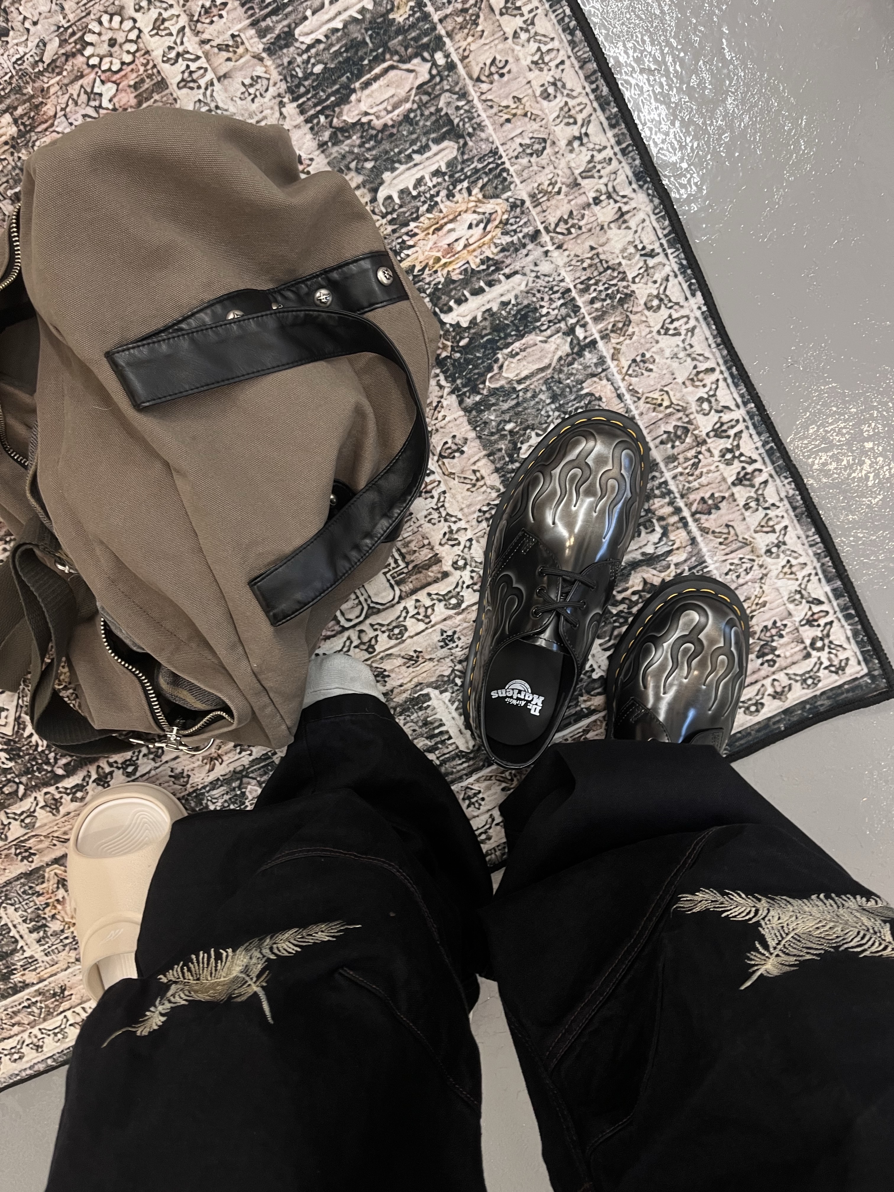 Aoiro Cutted Double Knee Belt Pants Black, Balenciaga 3XL Sneakers Beige 착용 스타일 - 5