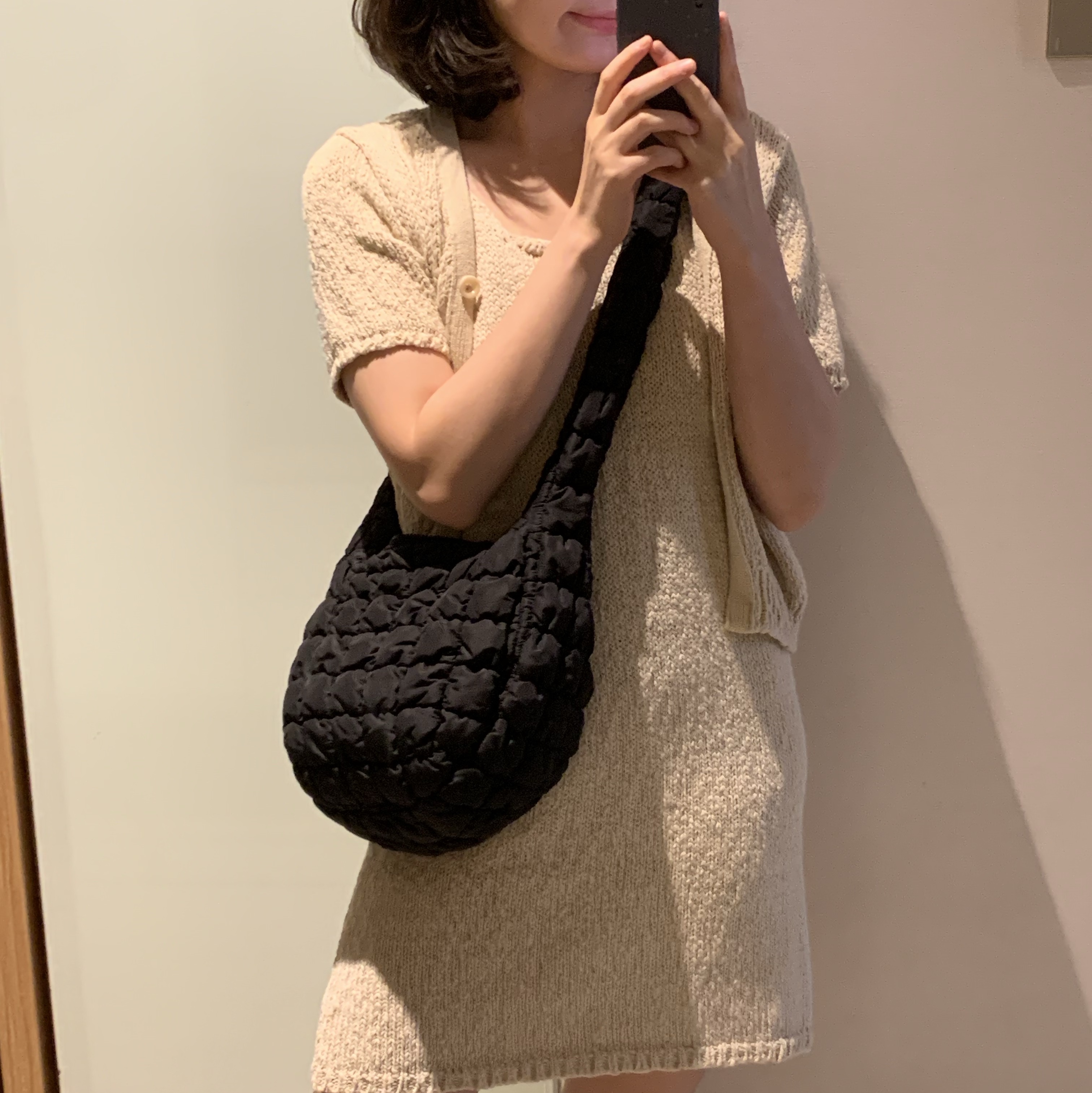 COS Quilted Messenger Bag Black 착용 스타일