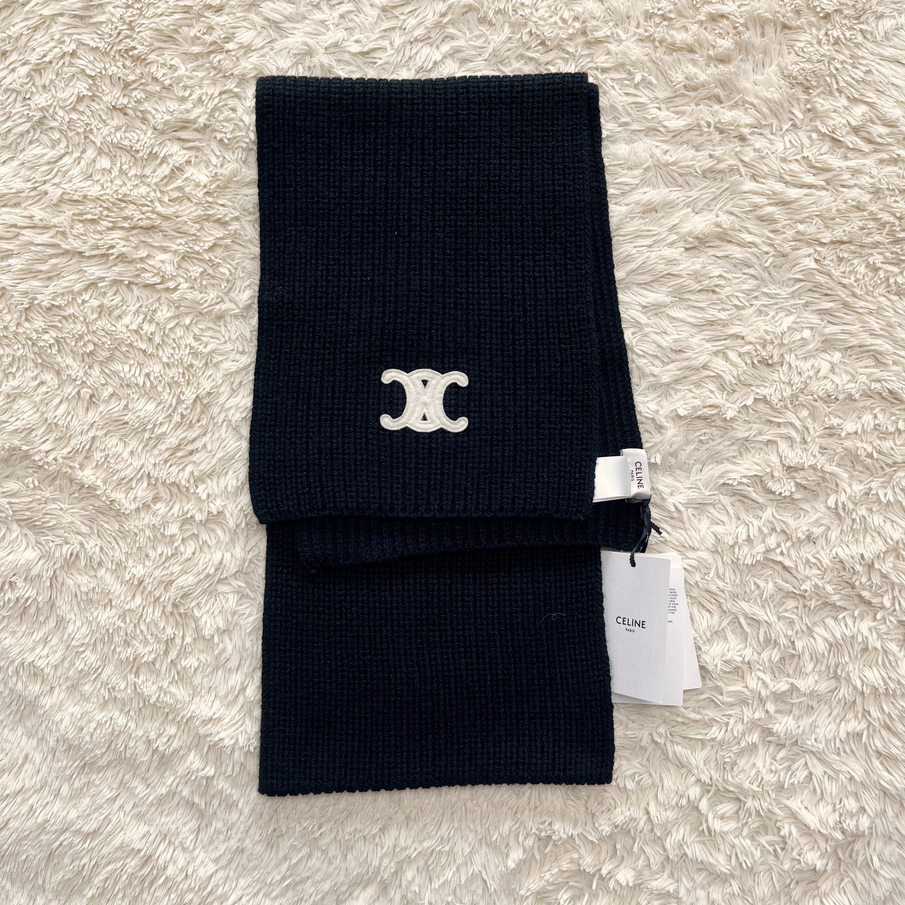 Celine Triomphe Muffler in Seamless Cashmere Black 착용 스타일