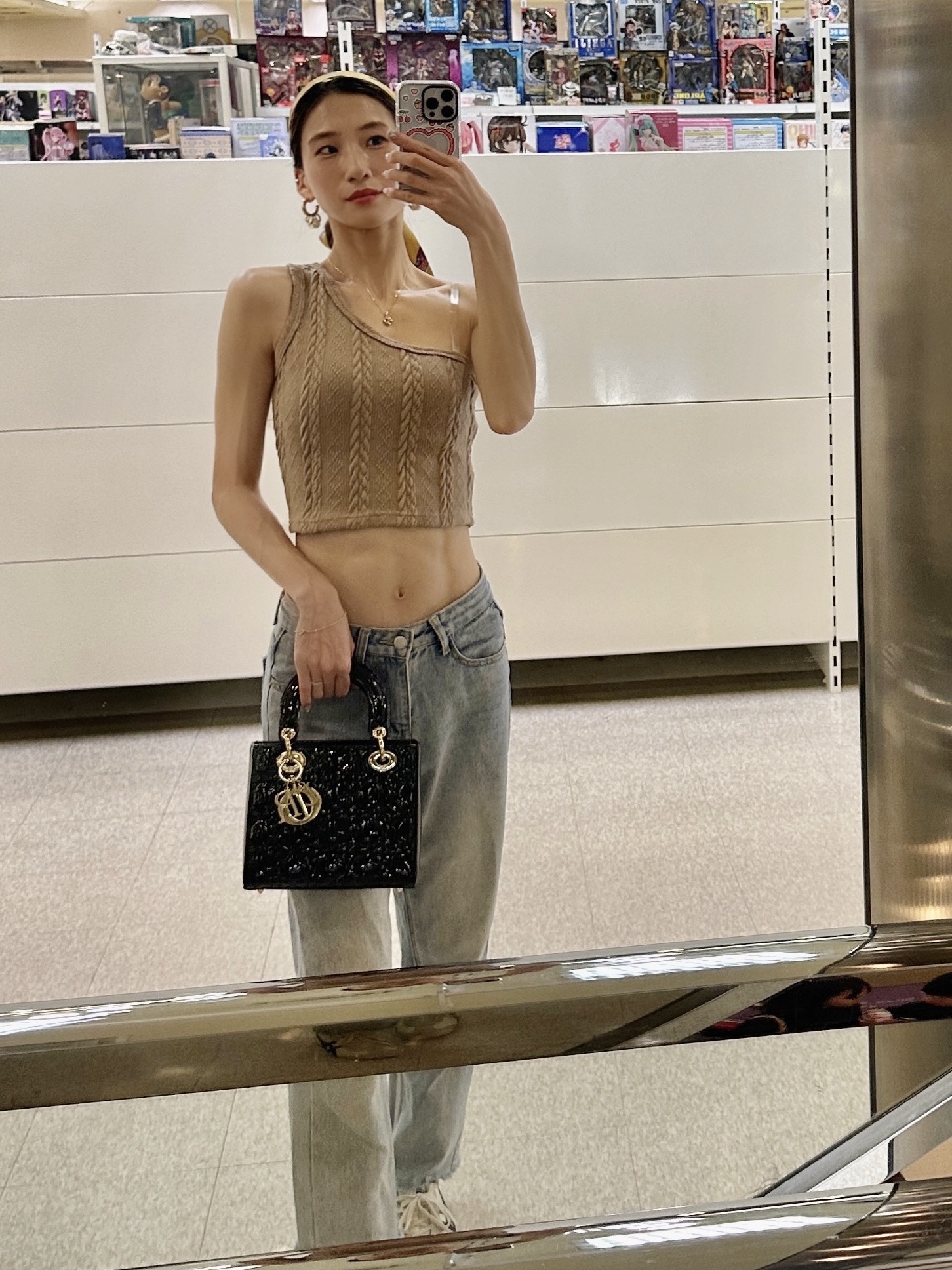 Dior Small Lady Bag Patent Cannage Calfskin Black Pale Gold 착용 스타일 - 1