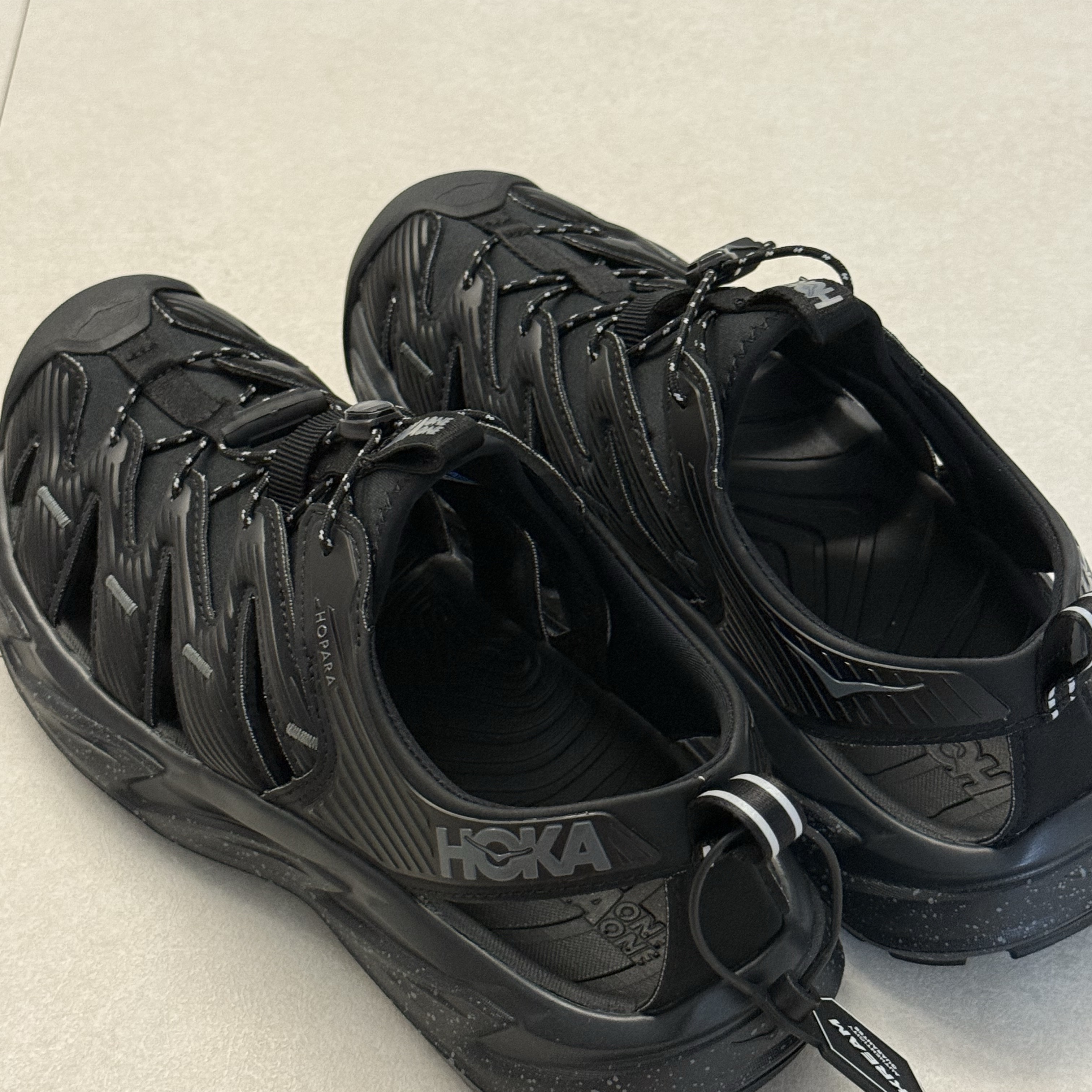 Hoka Hopara Black Castle Rock 착용 스타일 - 2