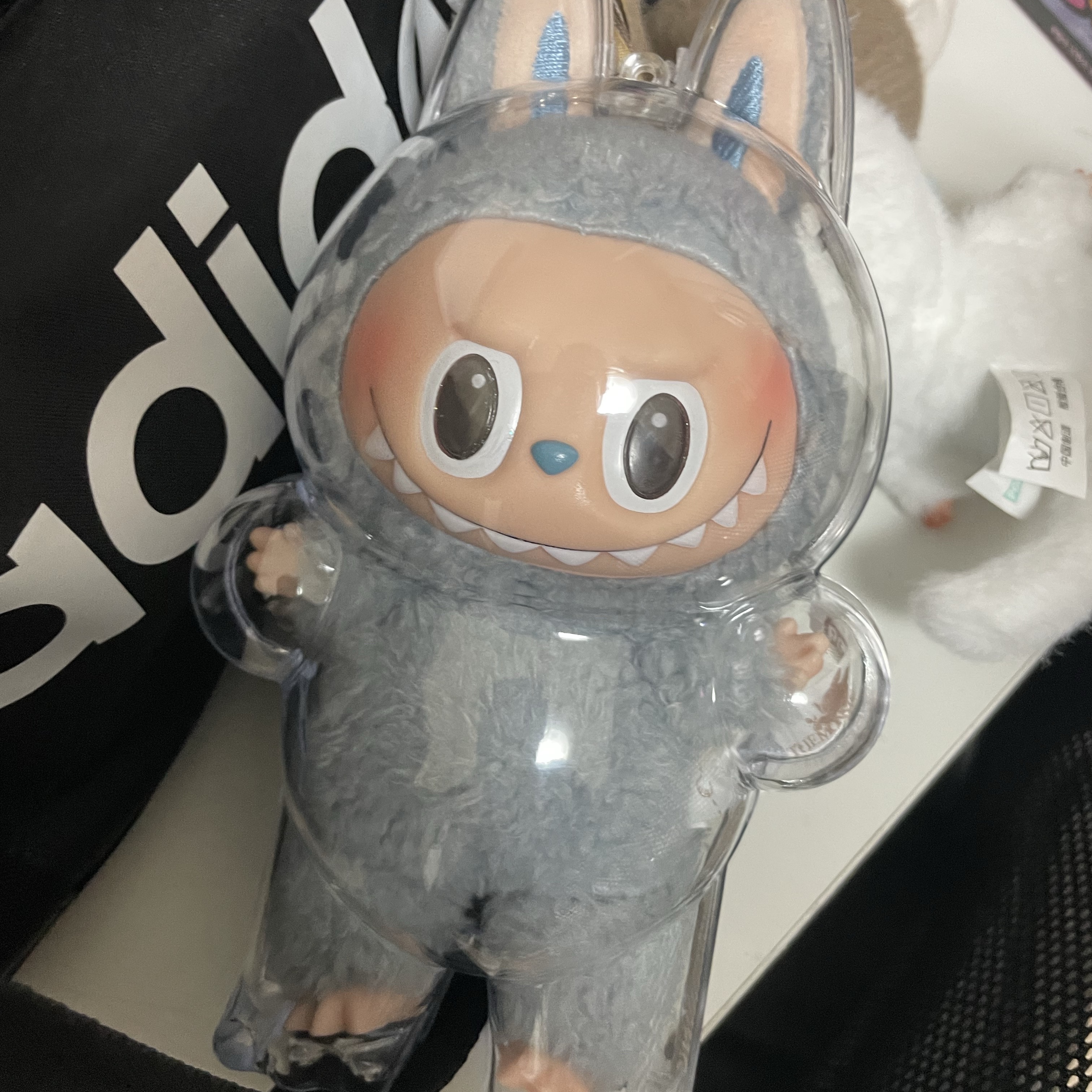 Pop Mart The Monsters Labubu Tasty Macarons Series Sealed Case (1 Blind Box) 착용 스타일