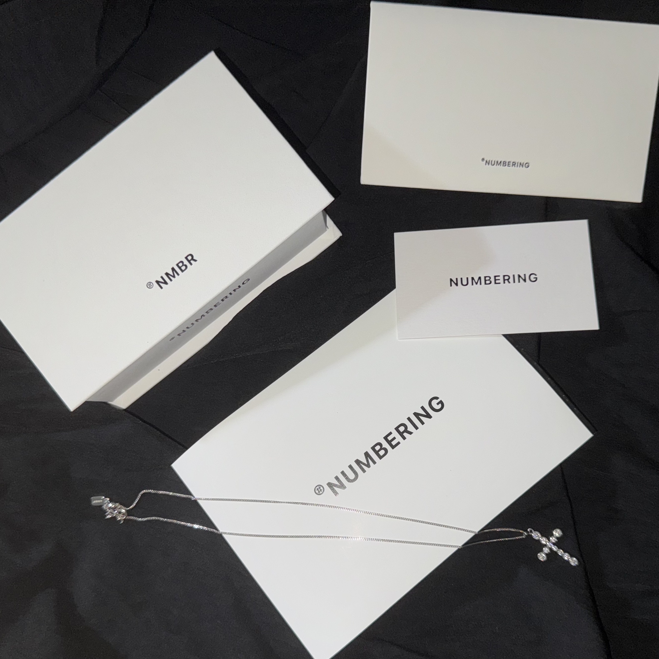 NUMBERING #3729 Round Brilliant Gradient Cross Necklace White 착용 스타일 - 3