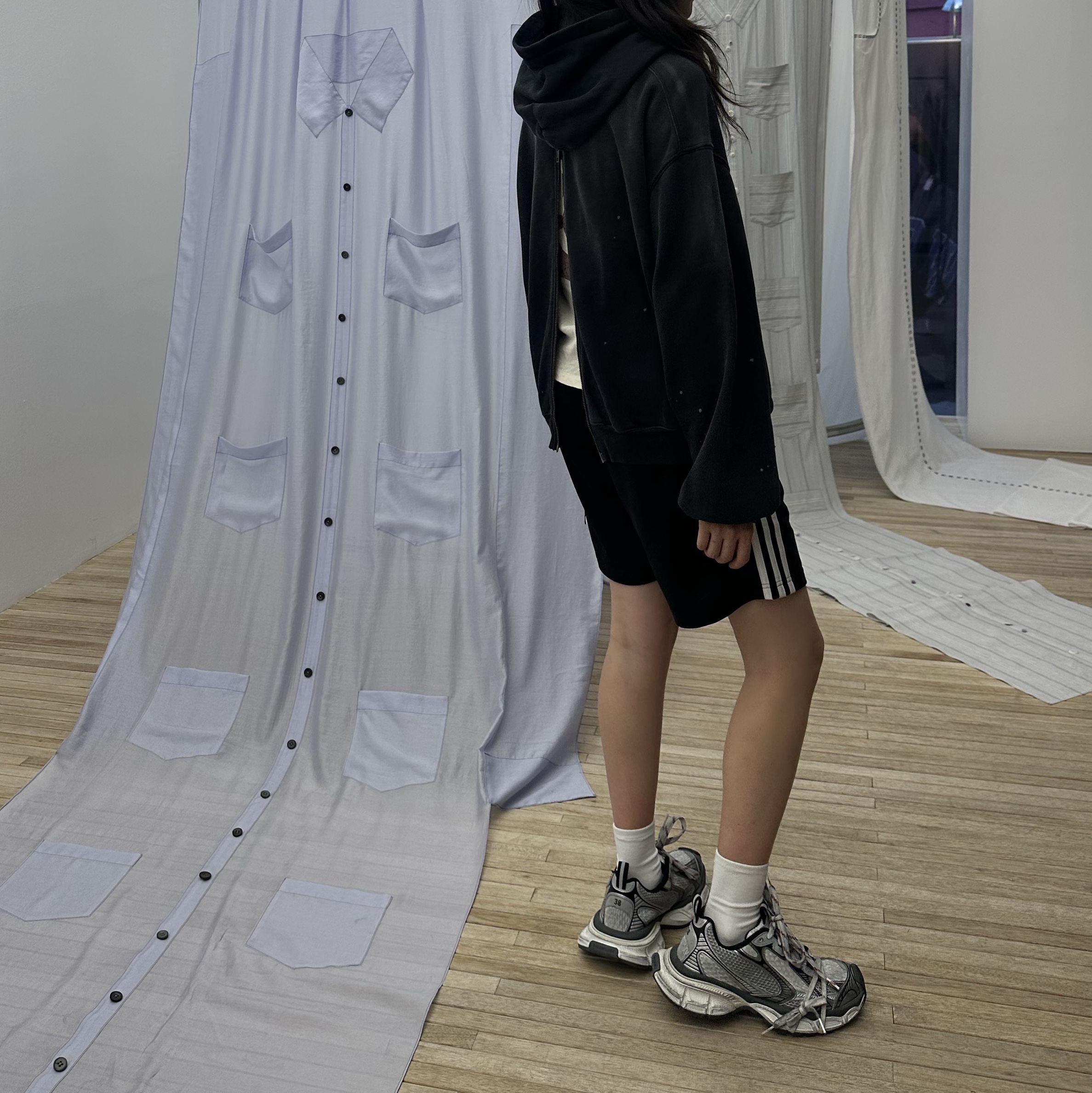 Balenciaga 3XL Sneakers Grey White Red 착용 스타일 - 1