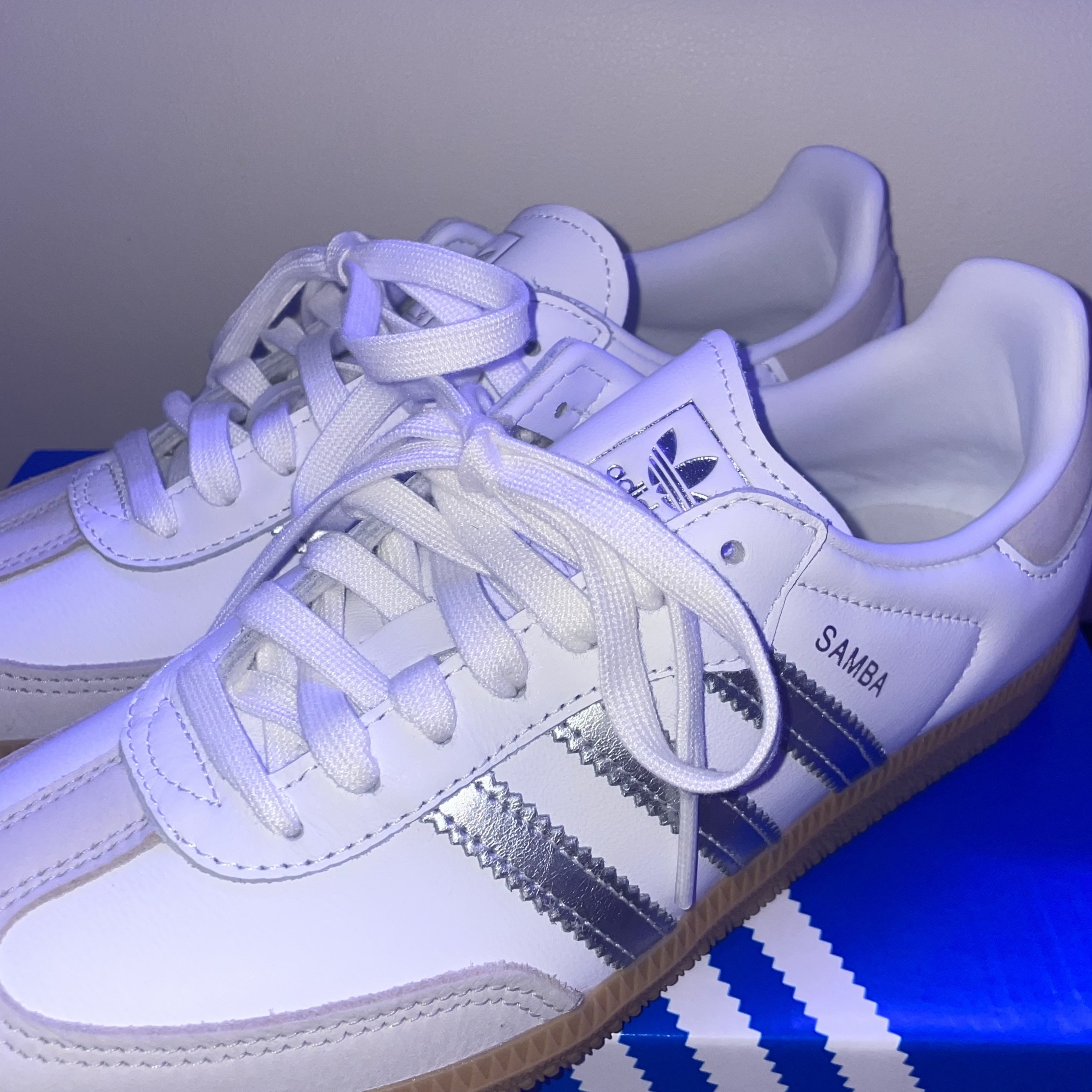 (W) Adidas Samba OG Cloud White Silver Metallic 착용 스타일 - 1