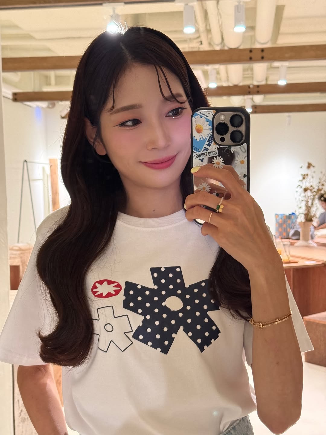 SLOW RECORD HOUSE Polka Dot Star T-Shirt White 착용 스타일 - 3