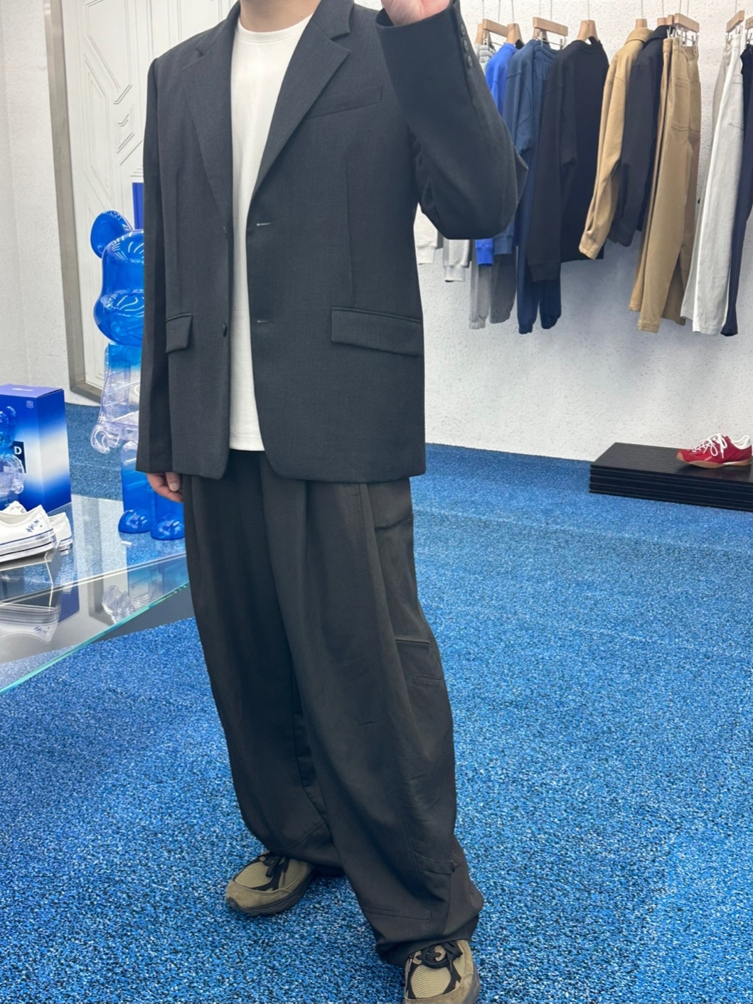Begin202 Nycoma Twotuck Pants Charcoal Brown, New Balance x JJJJound 990v3 Brown Black 착용 스타일 - 3