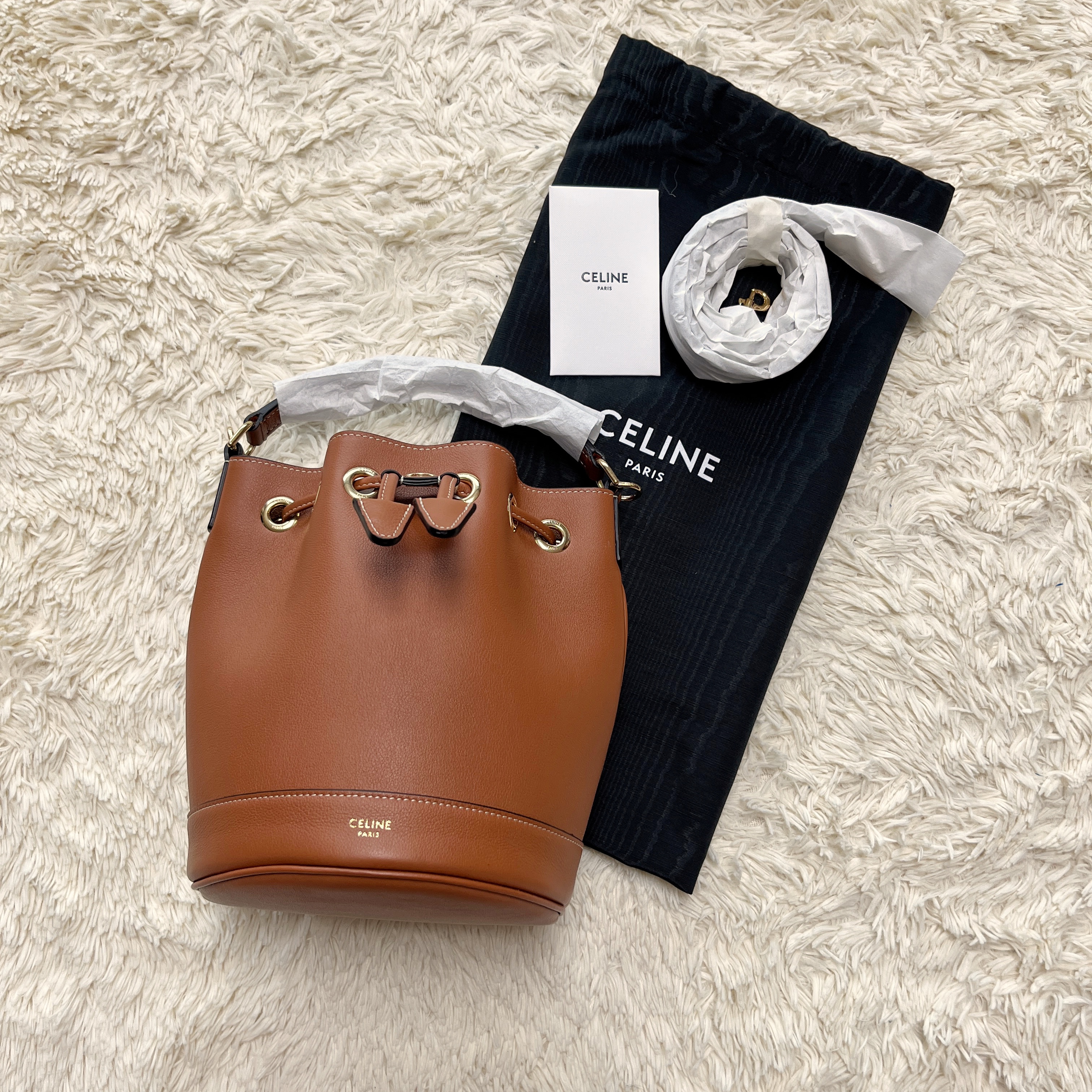Celine Supple Grained Calfskin Teen Clara Bag Tan 착용 스타일