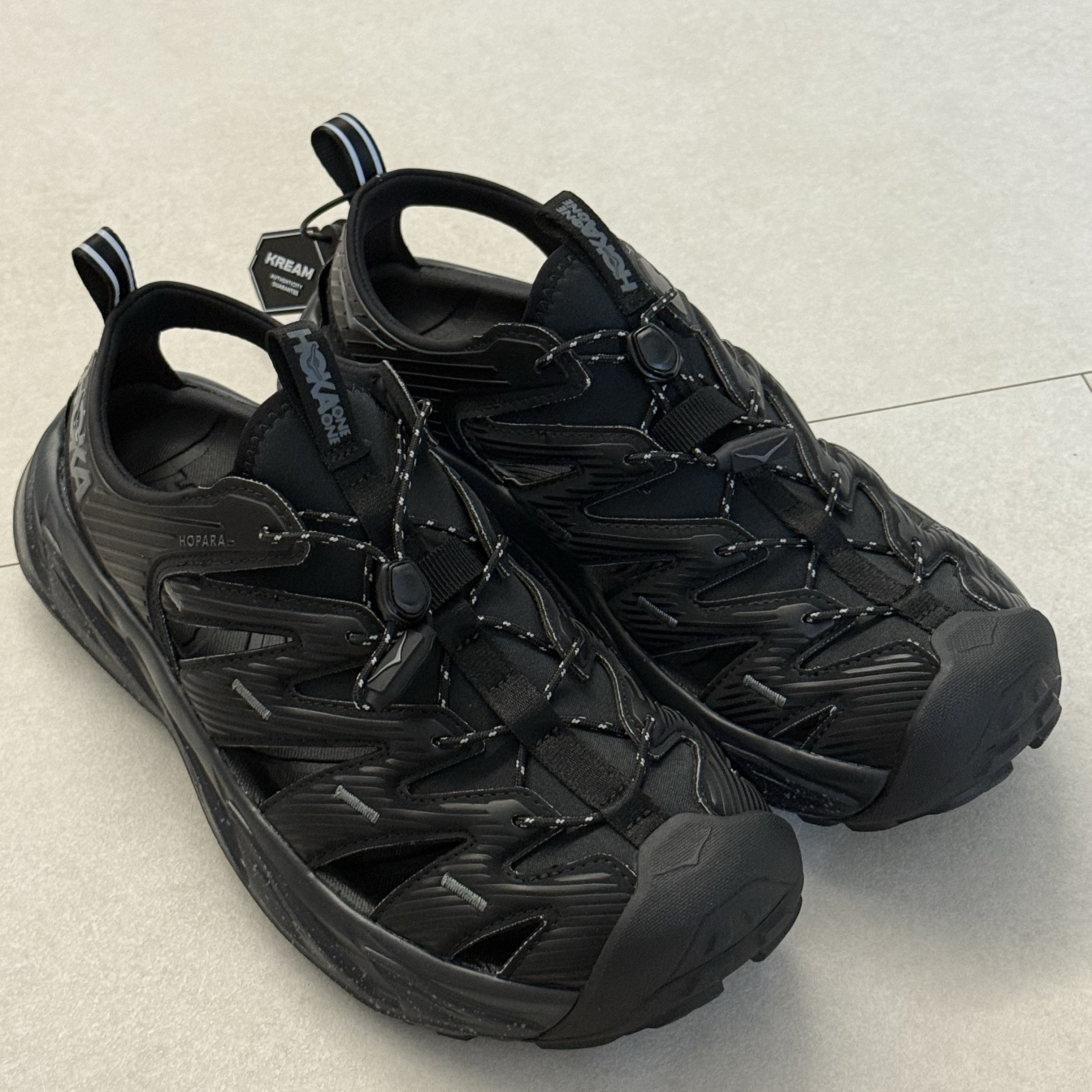 Hoka Hopara Black Castle Rock 착용 스타일 - 1