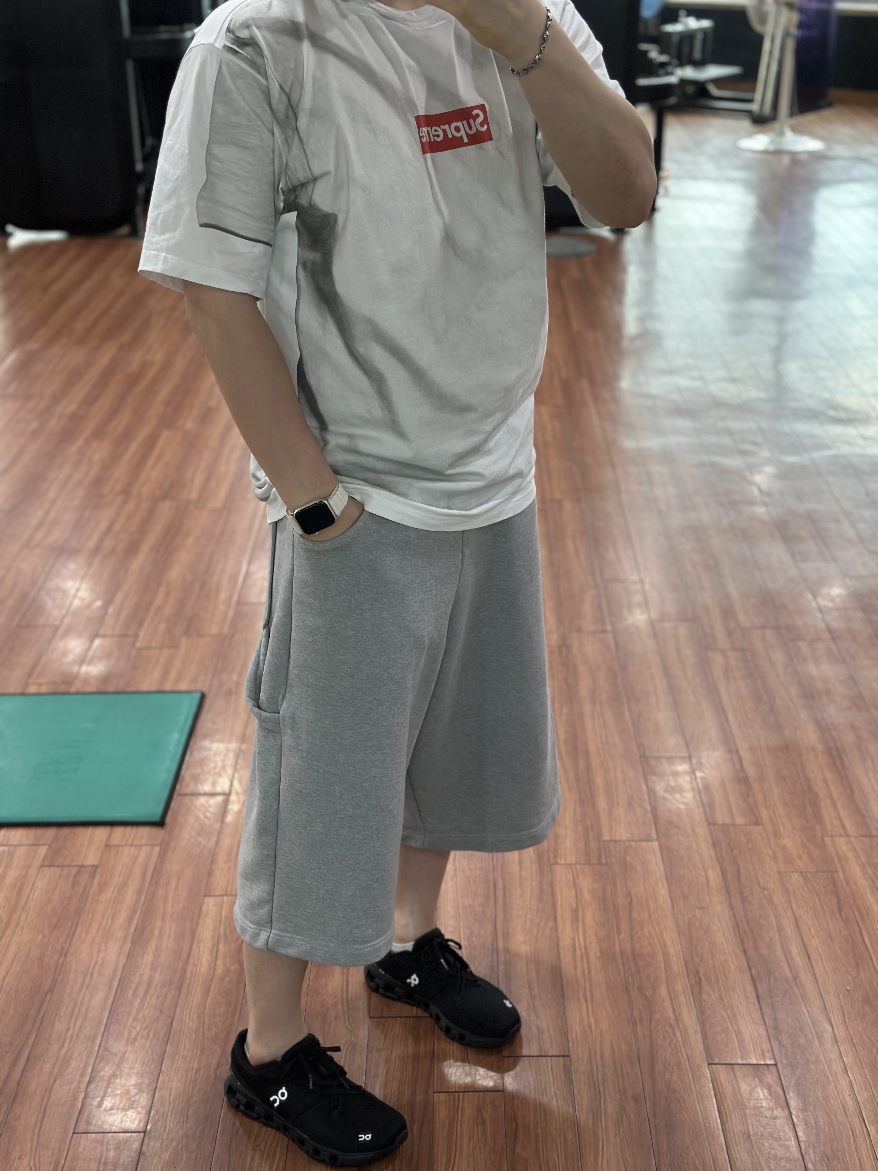 On Running Cloud X 4 Black Eclipse, MJD Wide Carpenter Bermuda Shorts Melange Grey 착용 스타일