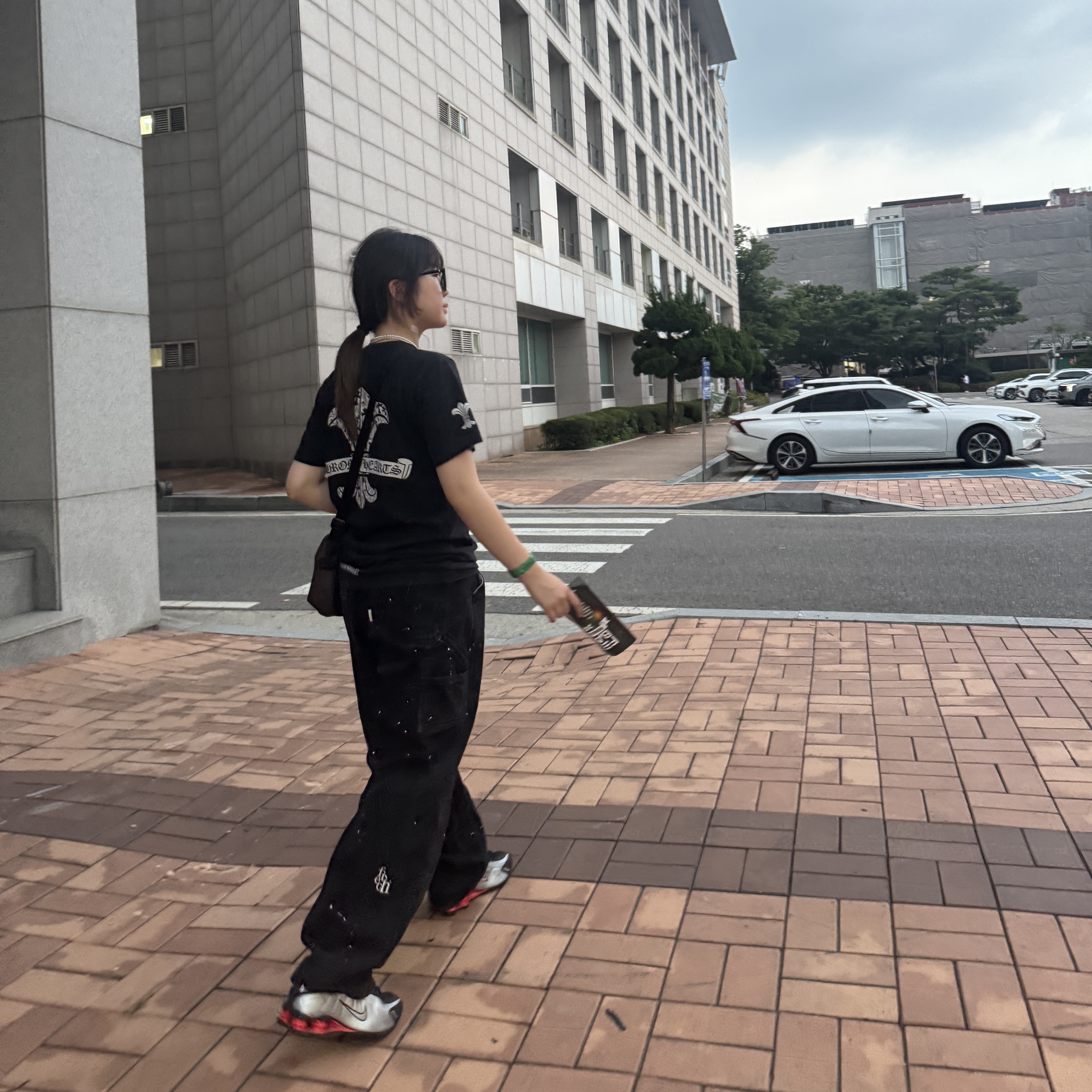 Nike Shox R4 Black and Metallic Silver 착용 스타일