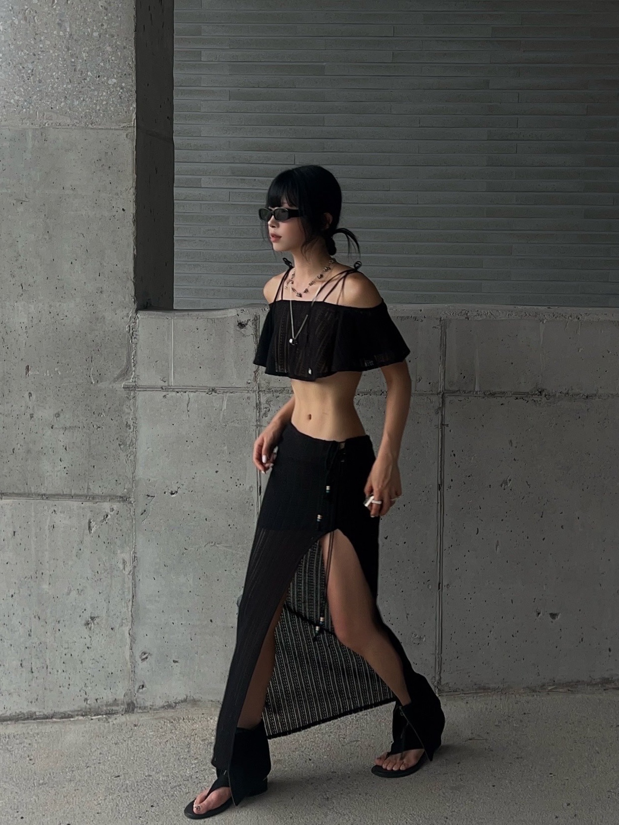 Don't Ask My Plan Sunset Cozy Off Shoulder Top - Black, Don't Ask My Plan Sunset Cozy Long Skirt - Black 착용 스타일 - 2