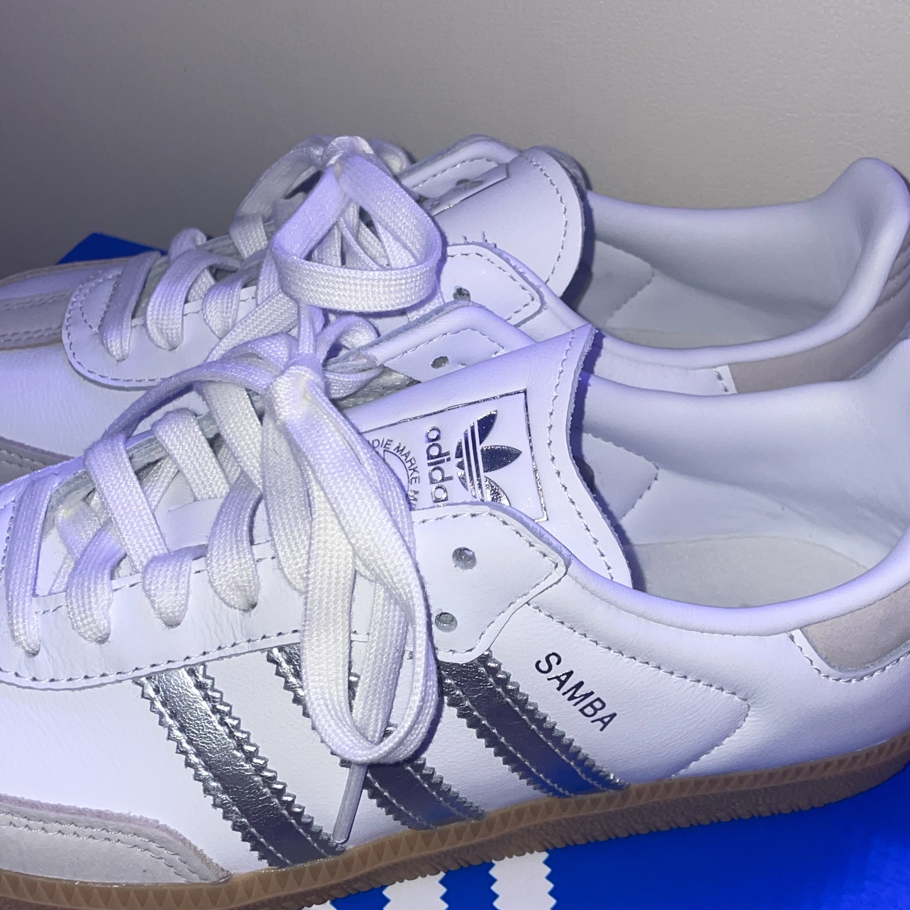 (W) Adidas Samba OG Cloud White Silver Metallic 착용 스타일 - 2