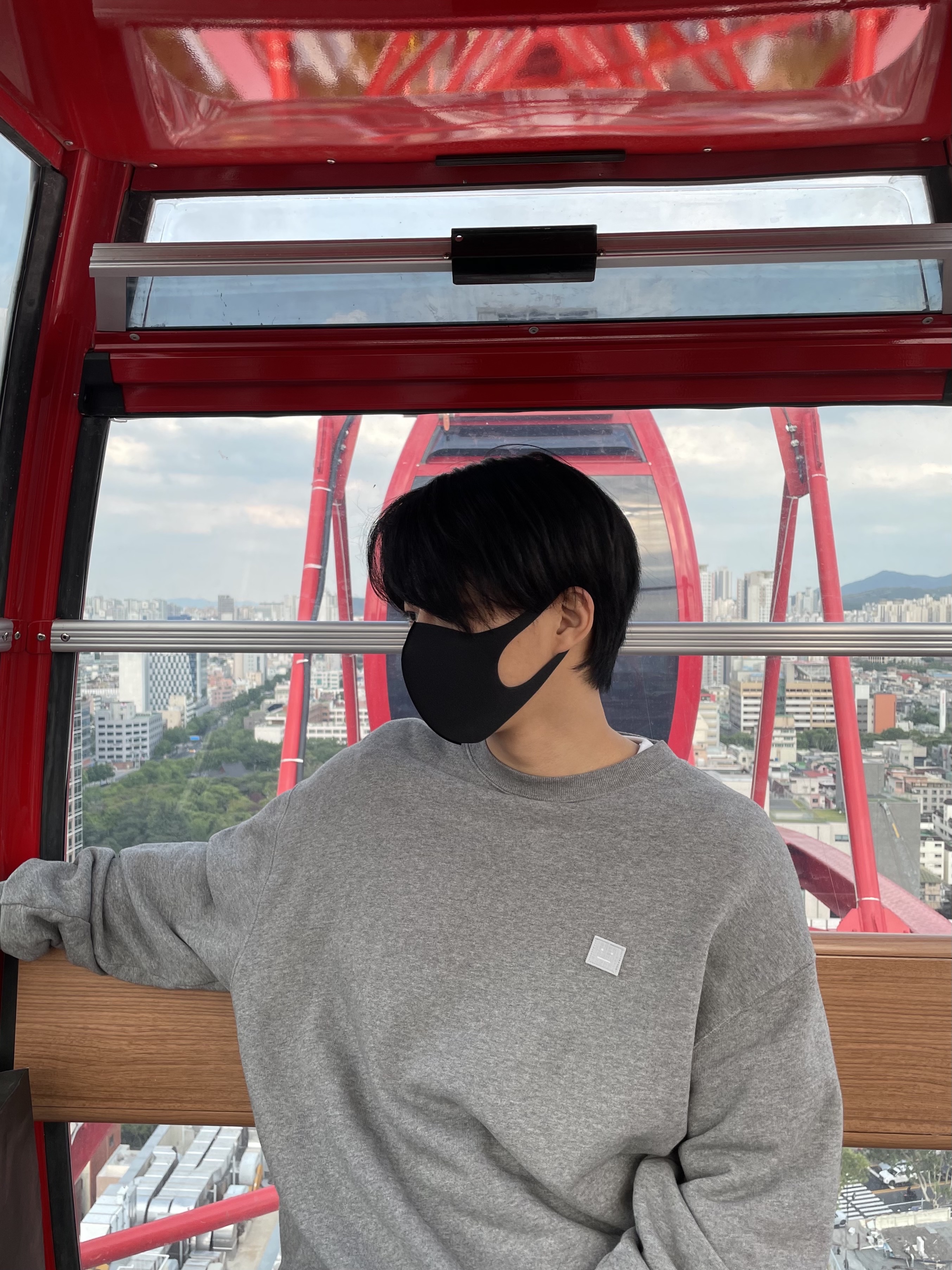 Acne Studios Fonbar Face Crewneck Sweatshirt Light Grey Melange 착용 스타일
