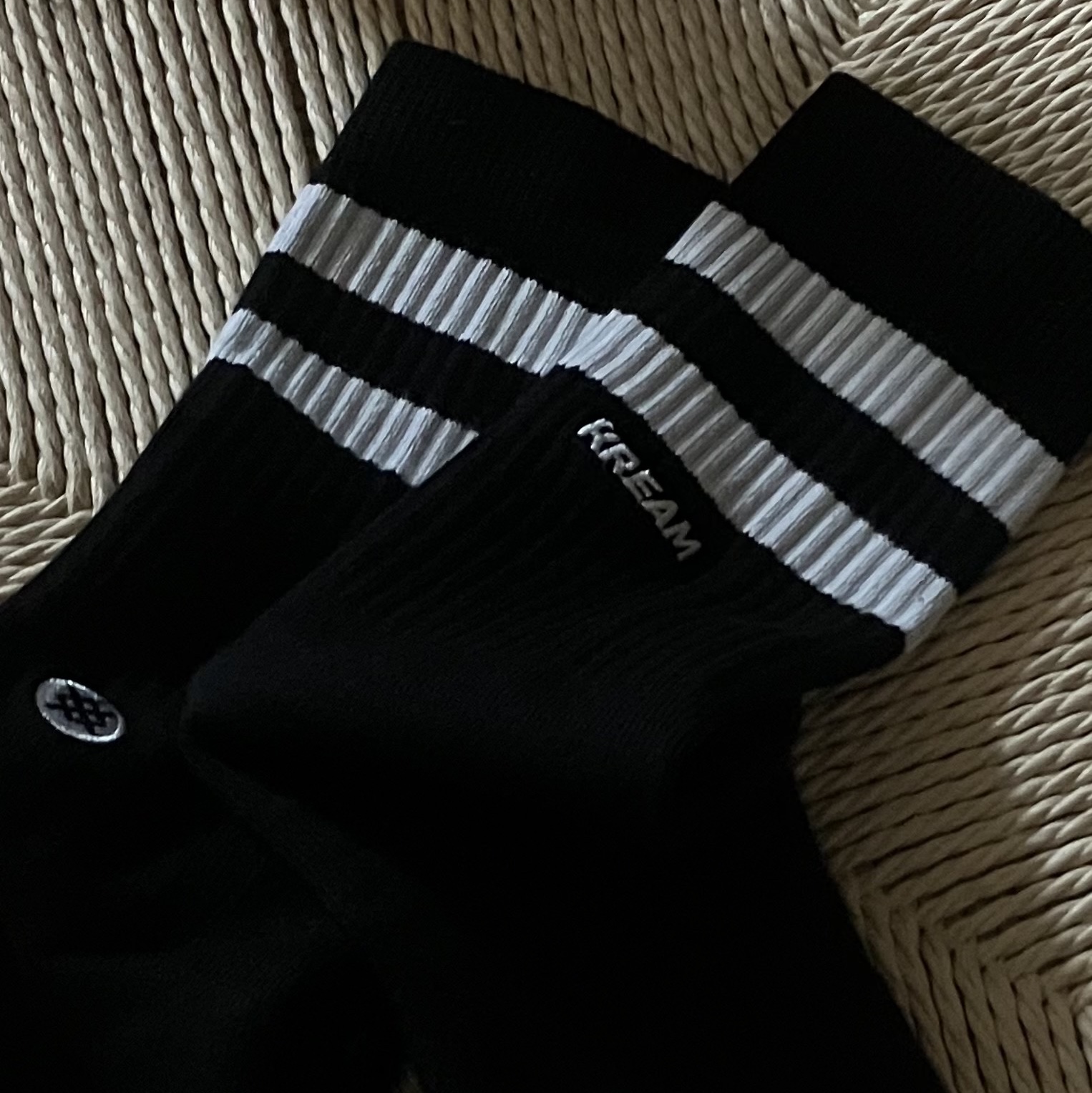 KREAM MERCH KREAM x STANCE Basic Crew White  - 25FW, KREAM MERCH KREAM x STANCE Stripe Black - 25FW 착용 스타일 - 5