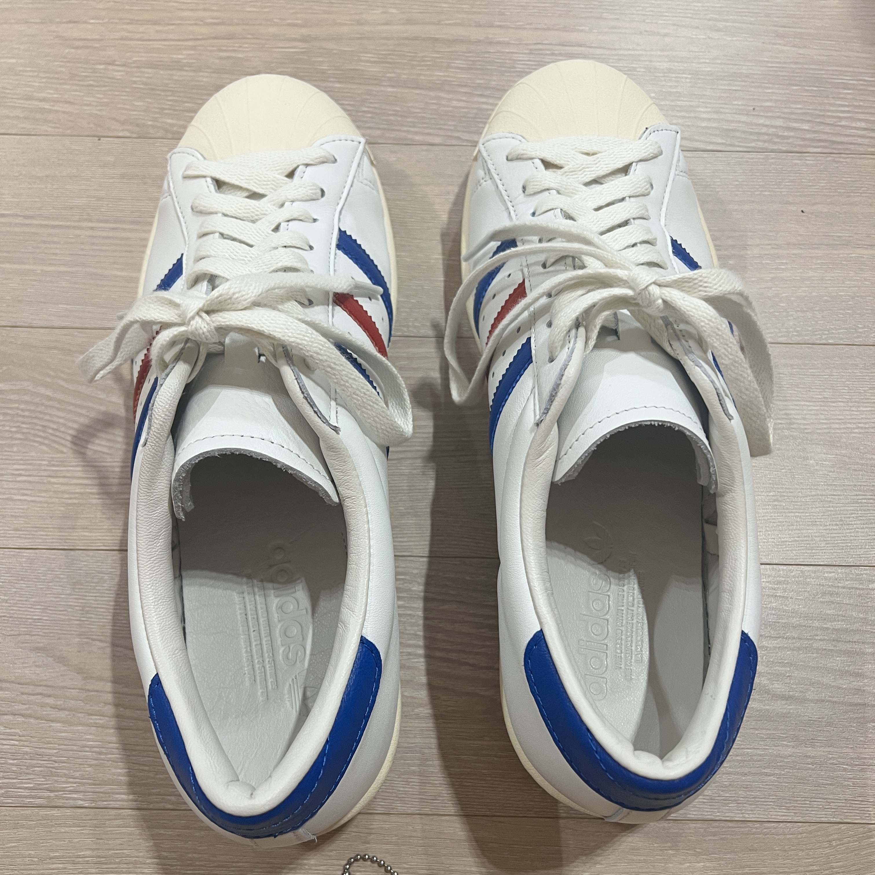 Adidas Superstar Vintage Core White Blue 착용 스타일 - 4