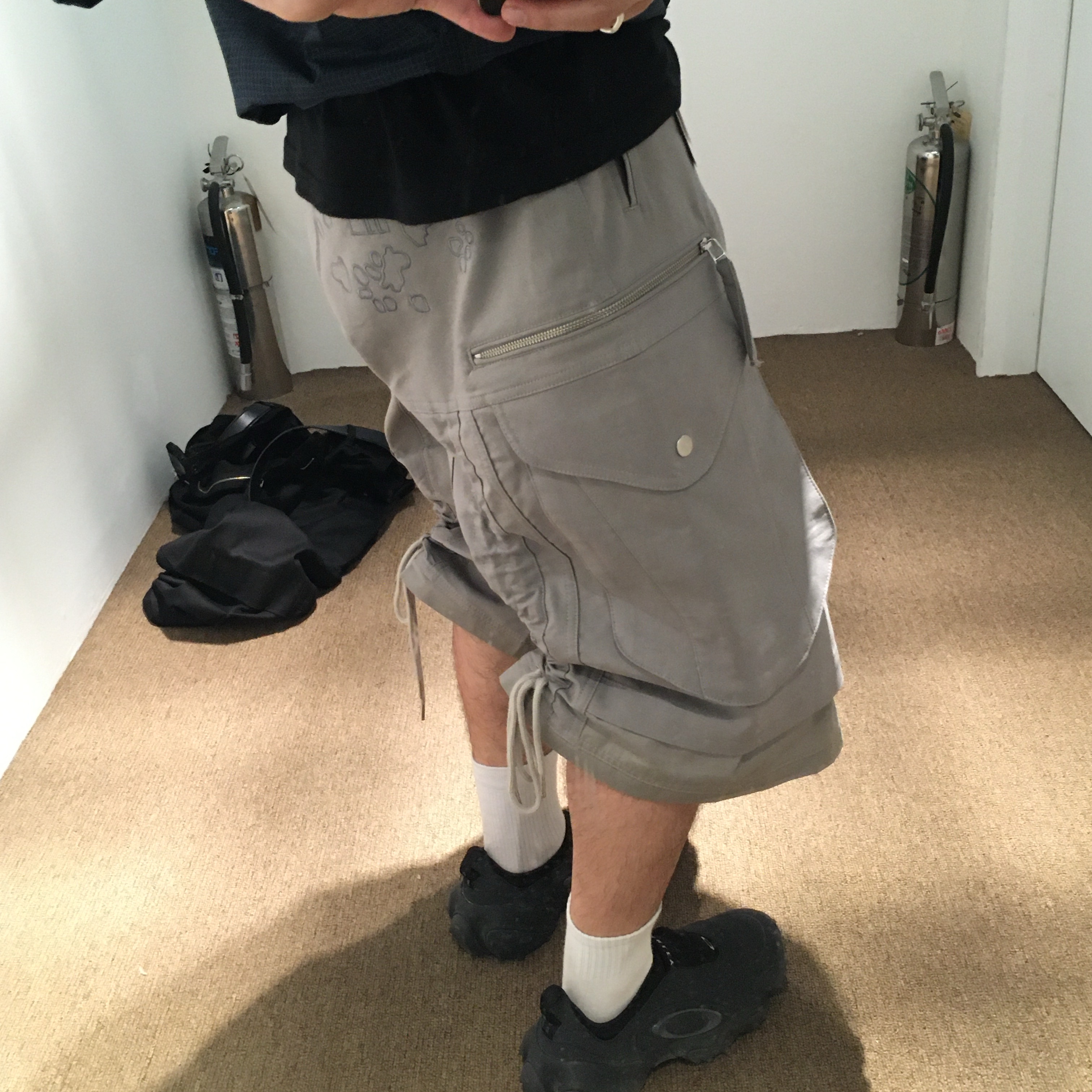 Sansan Gear Chan T-Shirt Black, Ignota Core:12 Cord Cargo Shorts Light Grey 착용 스타일 - 3