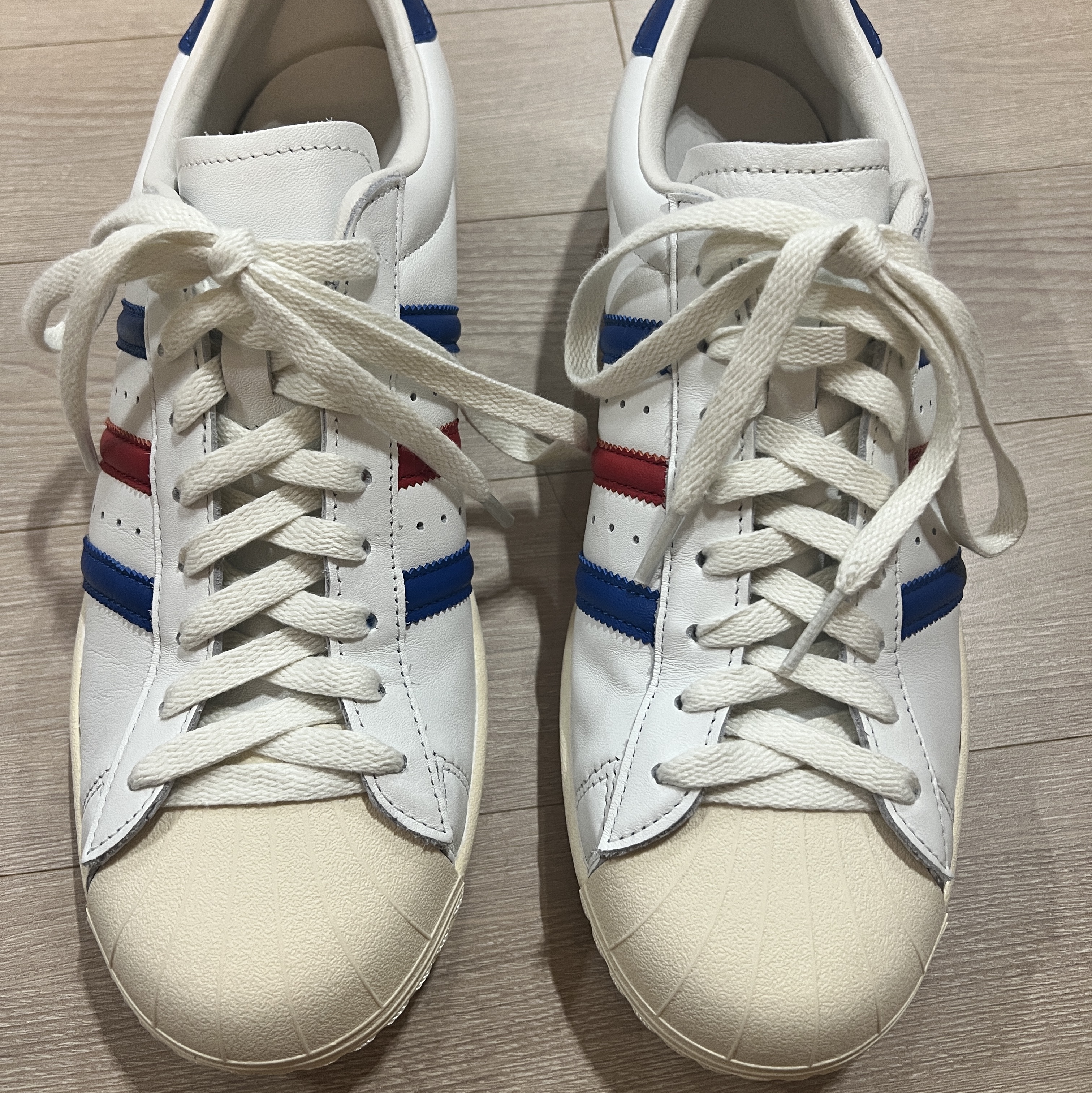 Adidas Superstar Vintage Core White Blue 착용 스타일 - 2