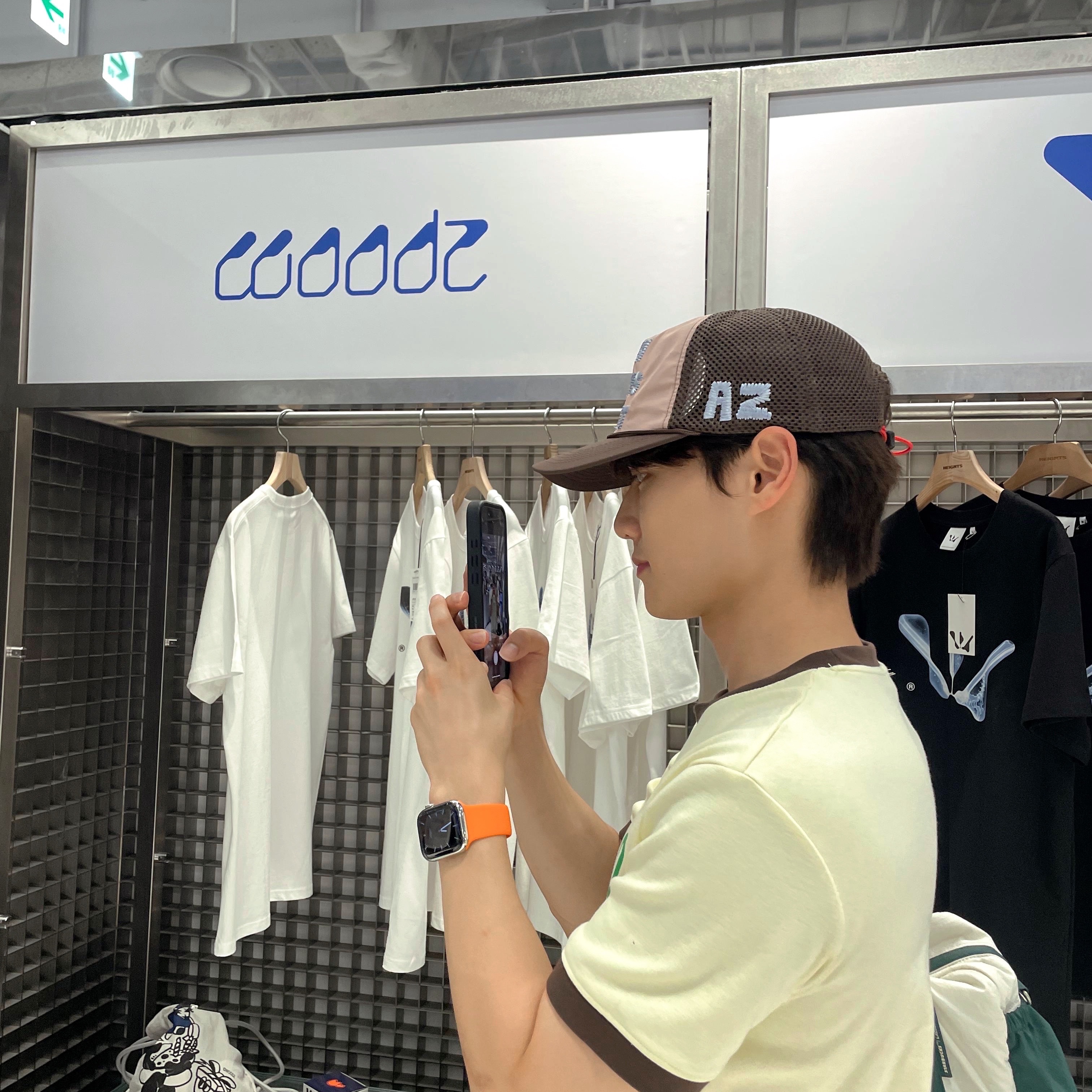 Alex Zono x Woodz New Paths Await Trucker Hat Beige 착용 스타일 - 1