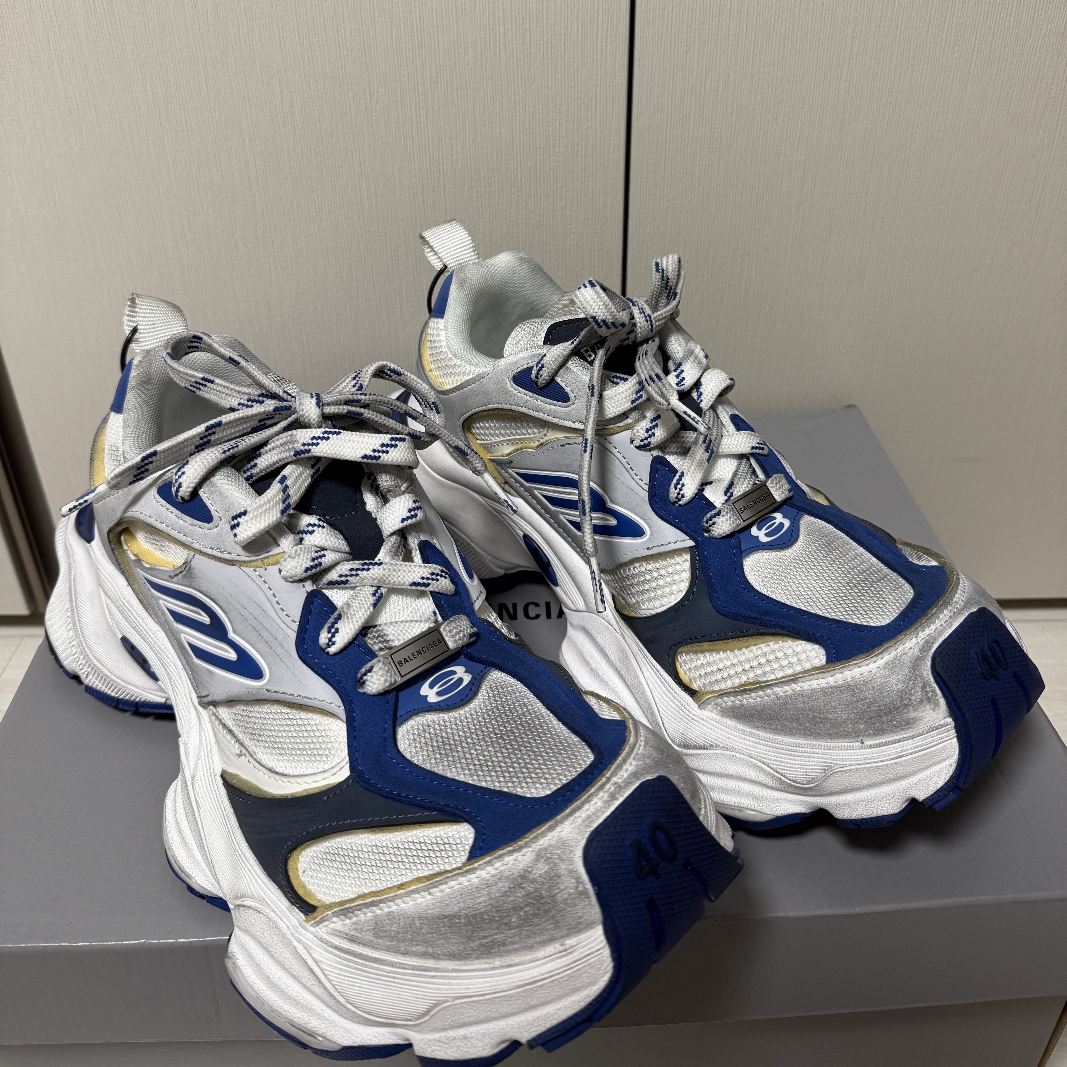 Balenciaga Cargo Sneakers Grey White Blue, Balenciaga 3XL Sneakers Black White 착용 스타일 - 1