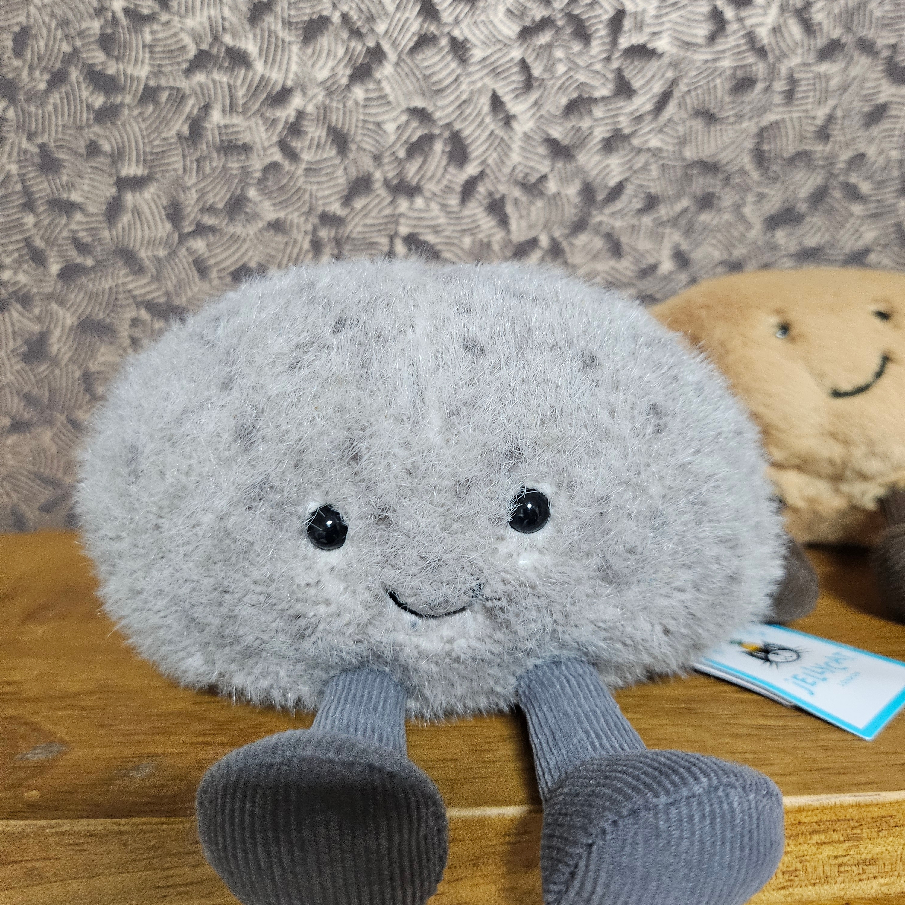 Jellycat Amuseables Pebble Grey 착용 스타일