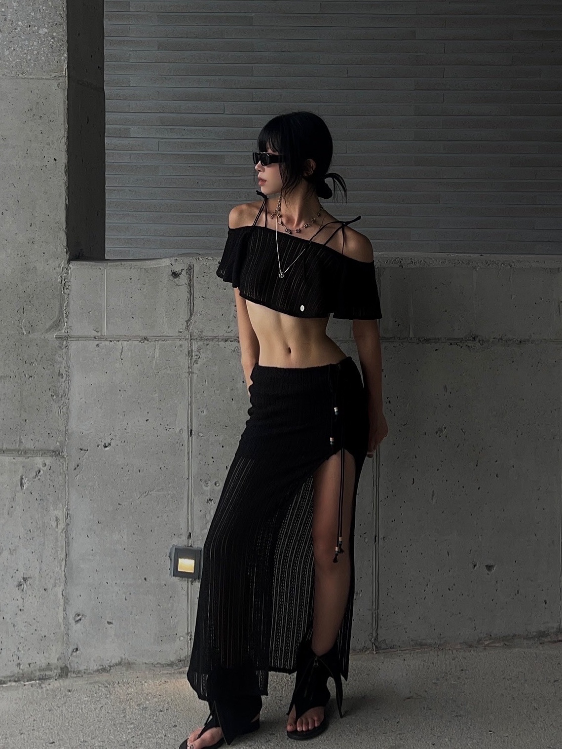 Don't Ask My Plan Sunset Cozy Off Shoulder Top - Black, Don't Ask My Plan Sunset Cozy Long Skirt - Black 착용 스타일 - 1