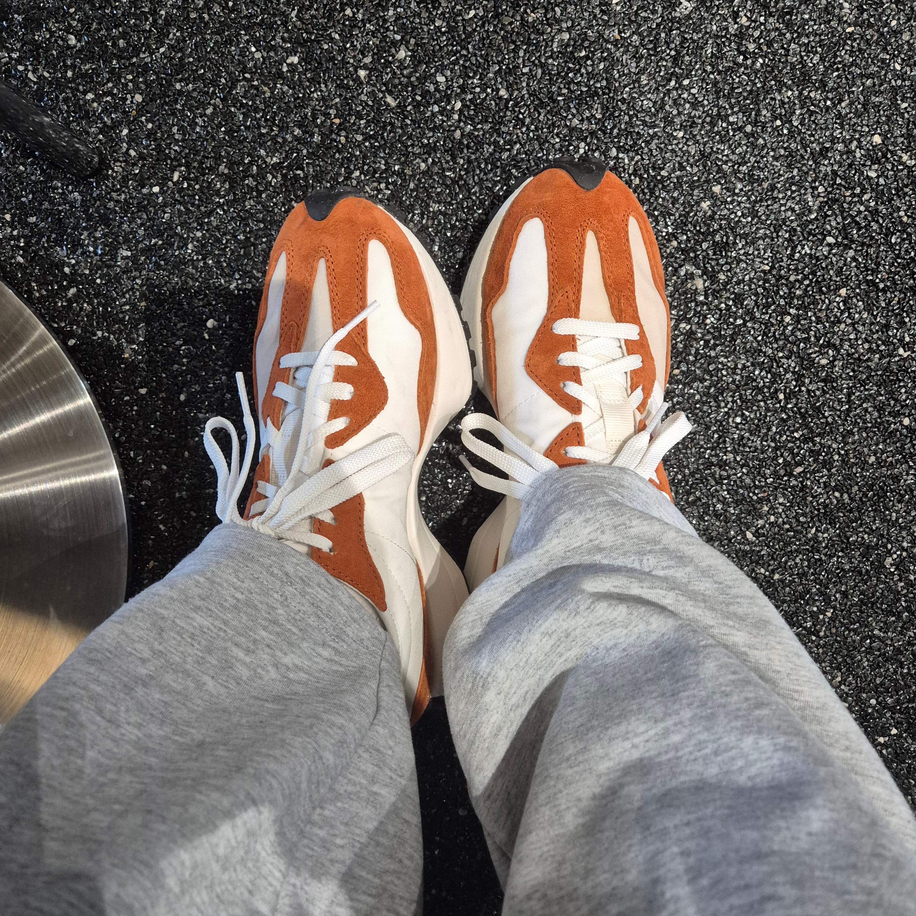 New Balance 327 Rust Oxide Orange 착용 스타일
