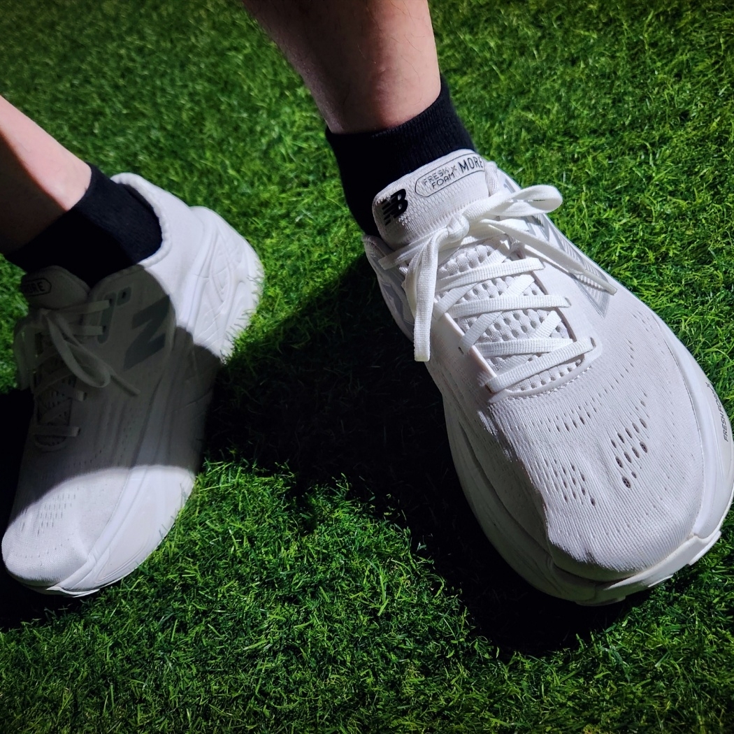 New Balance Fresh Foam X More v5 White Reflection - 2E Wide 착용 스타일 - 1