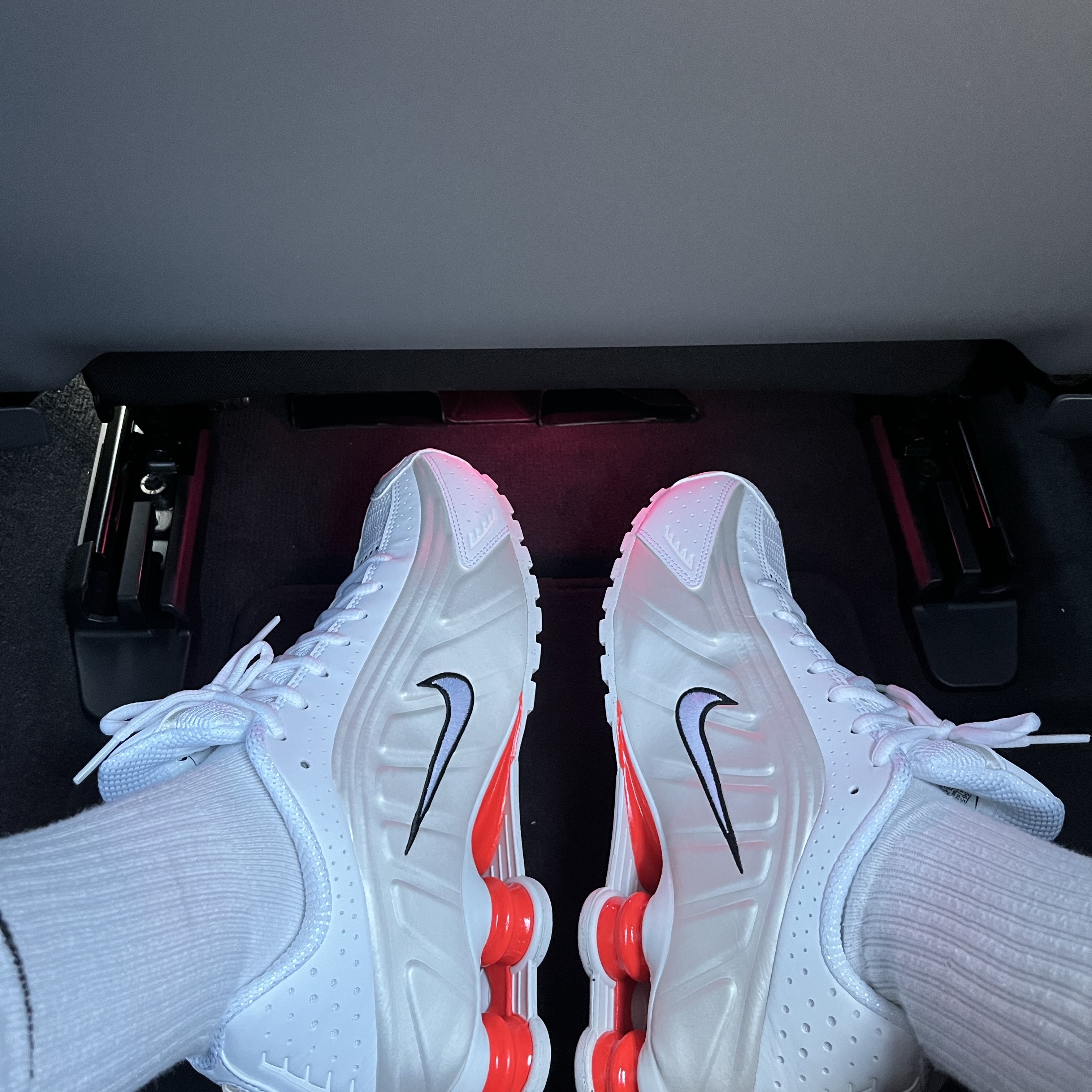 (W) Nike Shox R4 White Phantom 착용 스타일 - 3