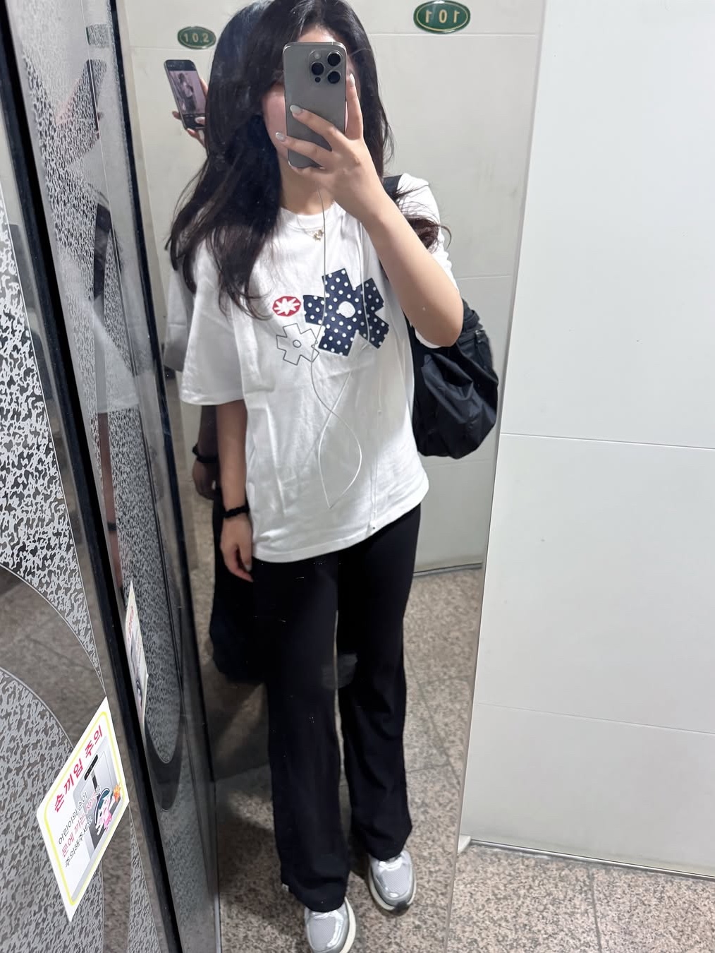 SLOW RECORD HOUSE Polka Dot Star T-Shirt White 착용 스타일 - 2