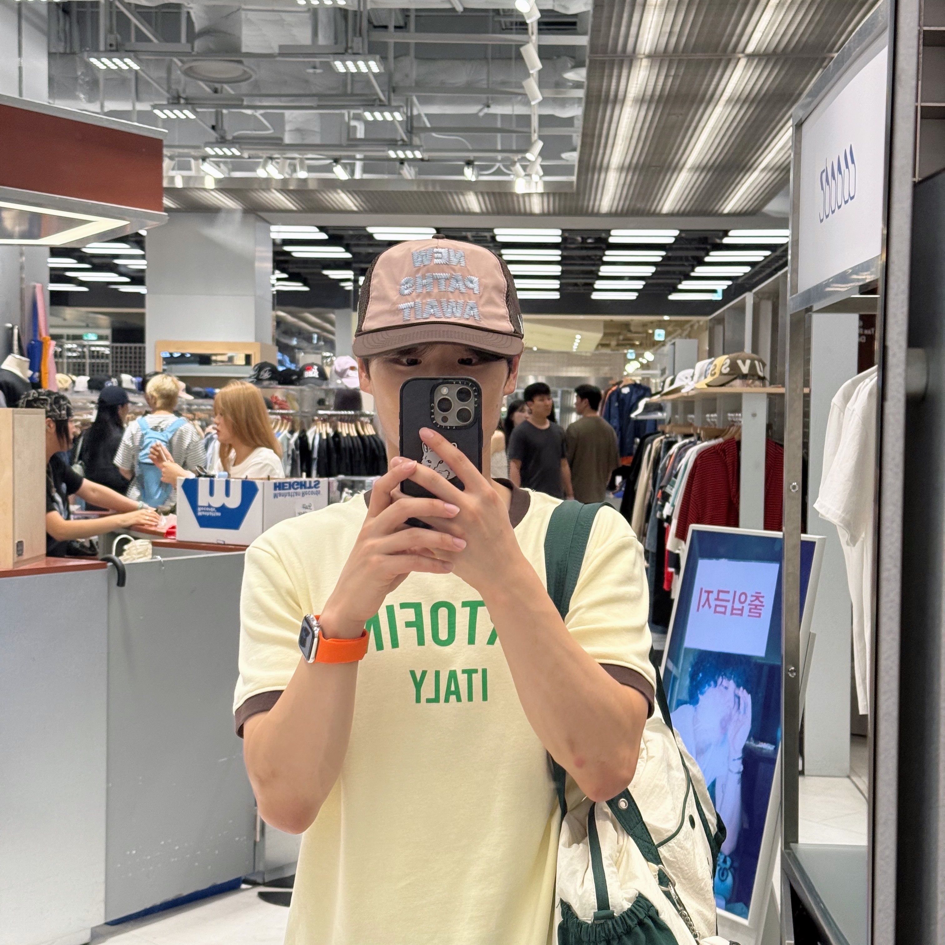 Alex Zono x Woodz New Paths Await Trucker Hat Beige 착용 스타일 - 4