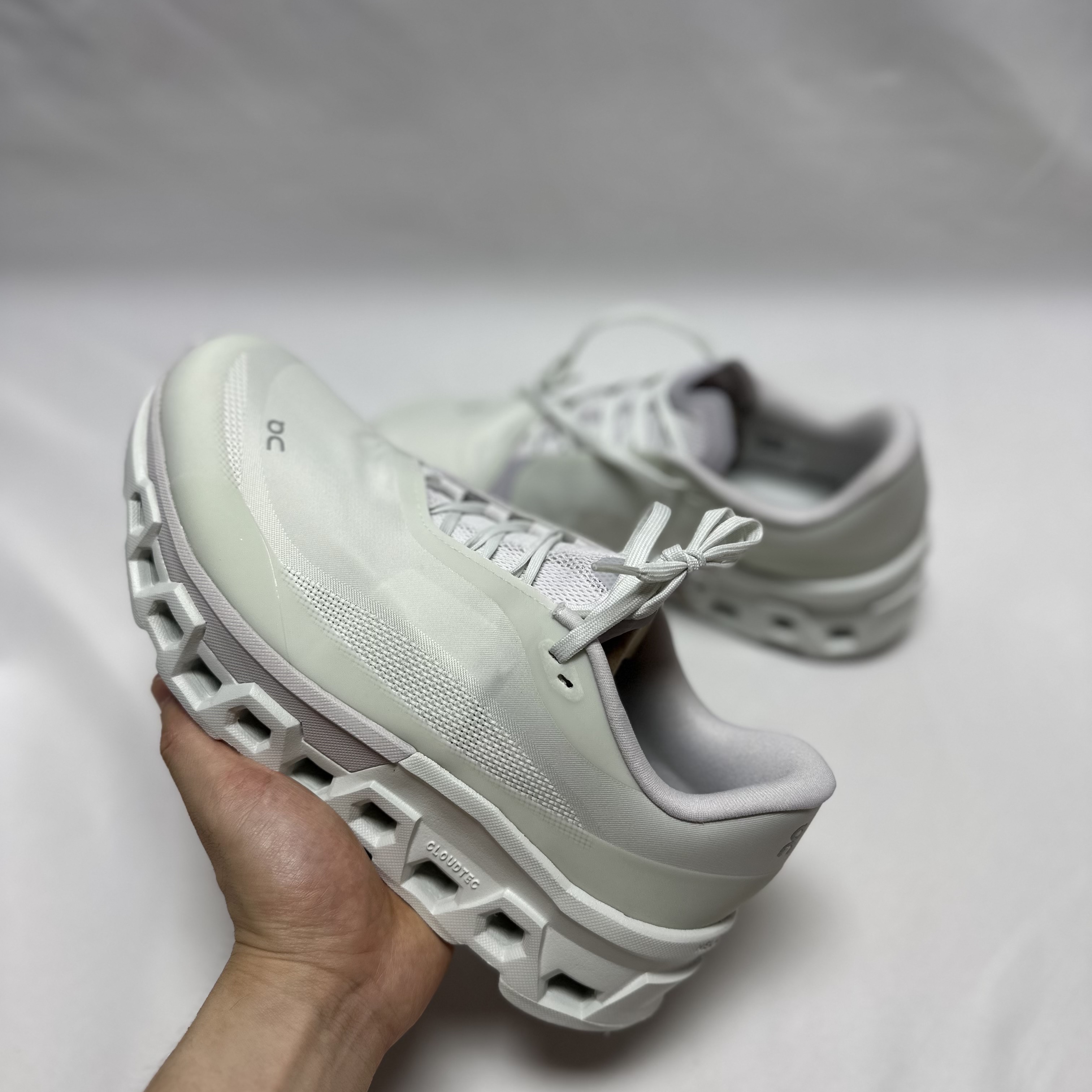 On Running x Post Archive Faction (Paf) Cloudmonster 2 Vapor Frost 착용 스타일 - 5