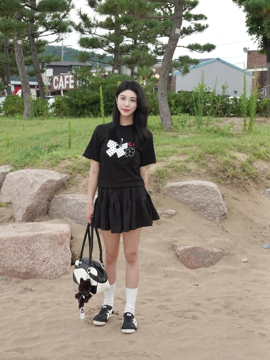 SLOW RECORD HOUSE Polka Dot Star T-Shirt Black 착용 스타일 - 4
