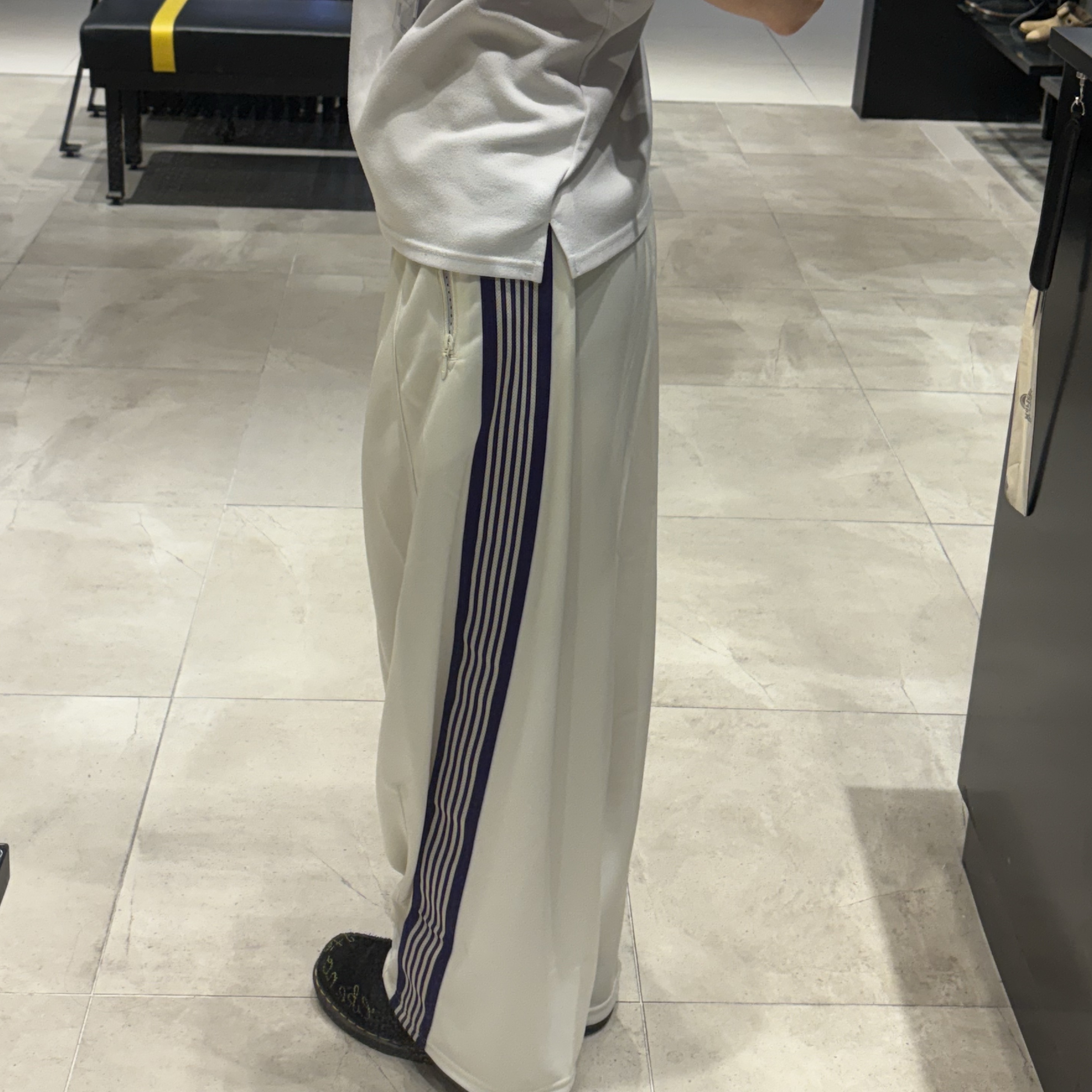 Needles H.D. Track Pants Poly Smooth White Purple, Dr. Martens 1461 Desert Oasis Suede Black 착용 스타일 - 2