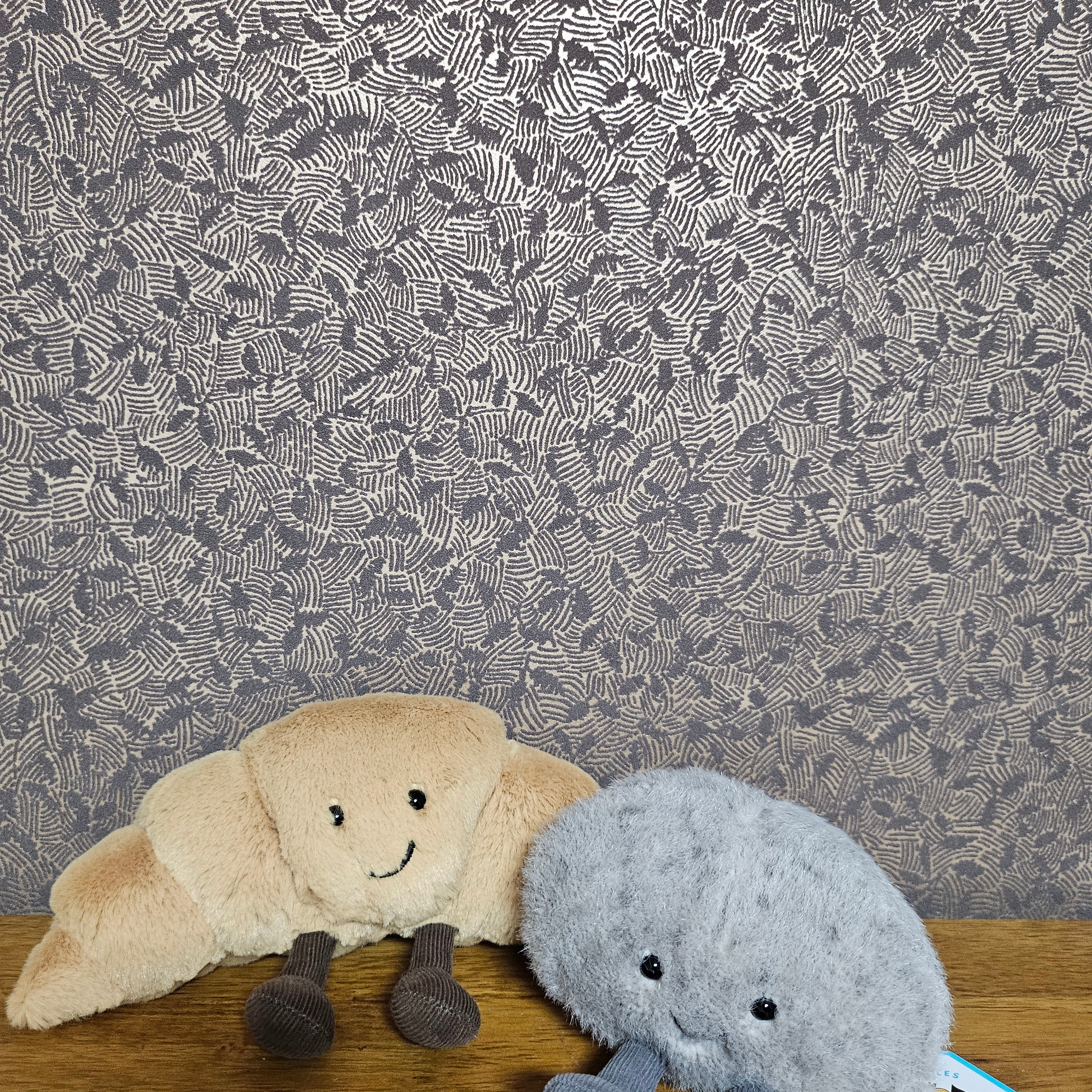 Jellycat Amuseables Croissant Brown, Jellycat Amuseables Pebble Grey 착용 스타일