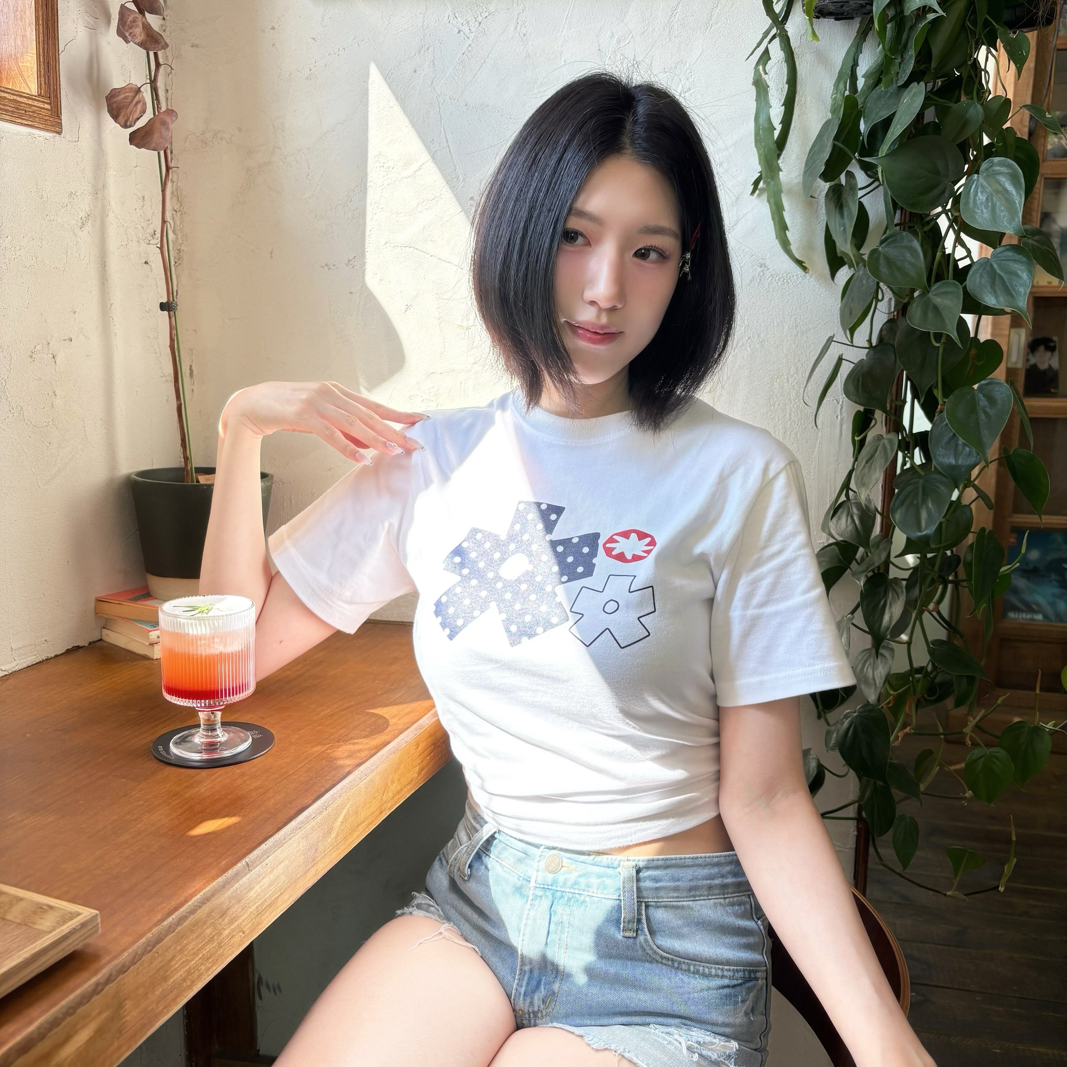 SLOW RECORD HOUSE Polka Dot Star T-Shirt White 착용 스타일 - 1