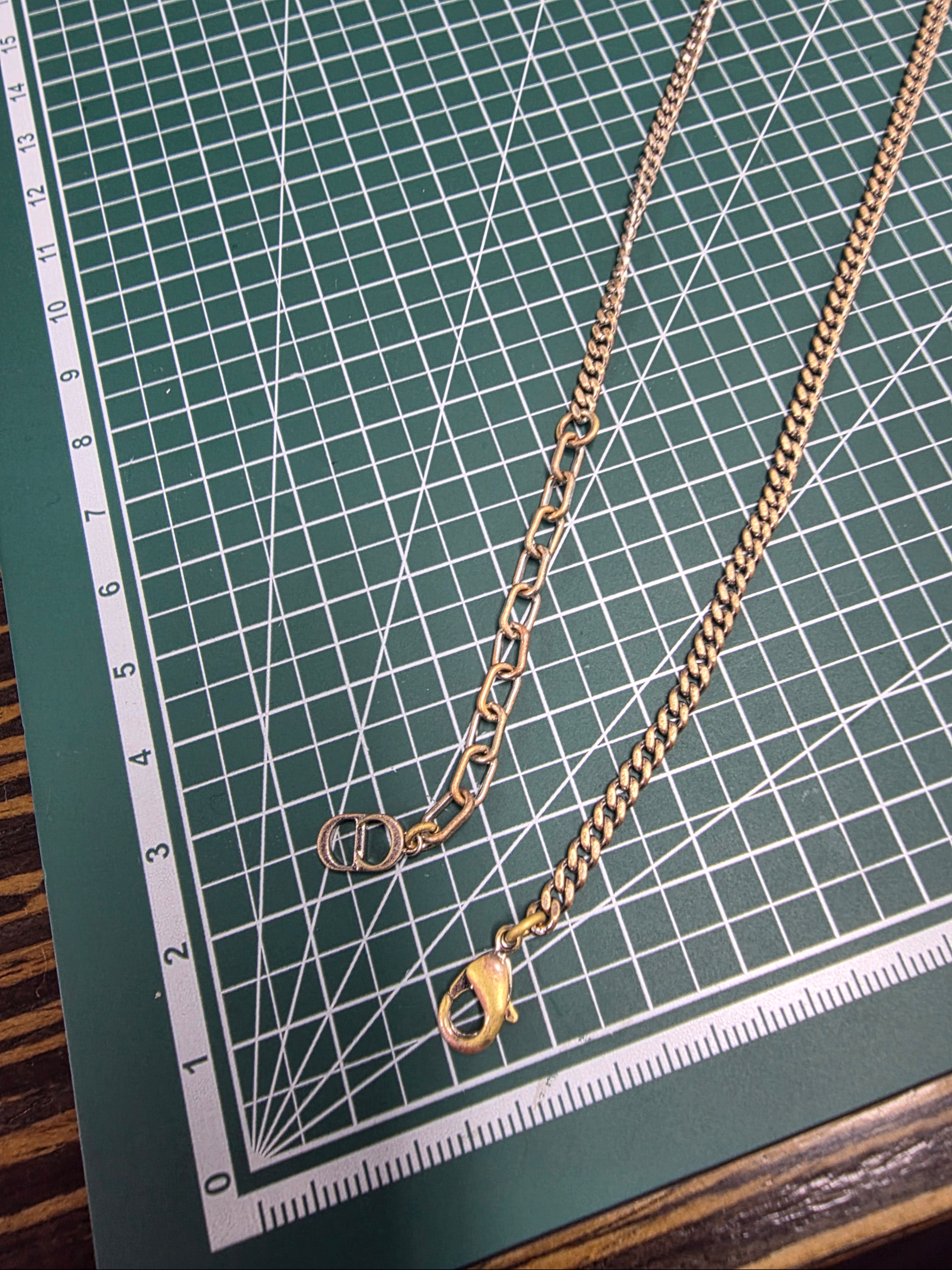 Dior x Stone Island Pendants Necklace Brass and Black Resin Silver-Finish 착용 스타일 - 3
