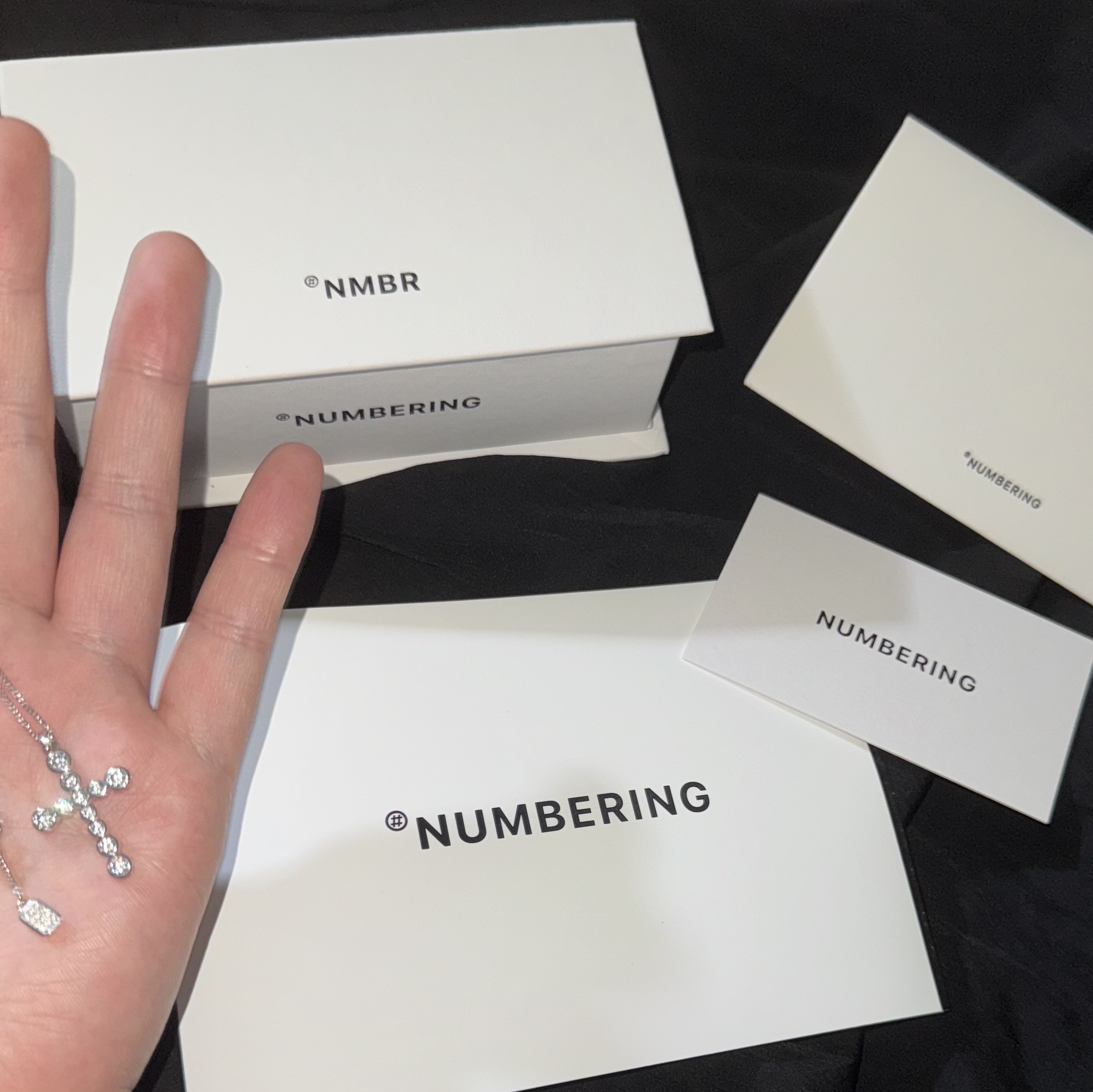 NUMBERING #3729 Round Brilliant Gradient Cross Necklace White 착용 스타일 - 2