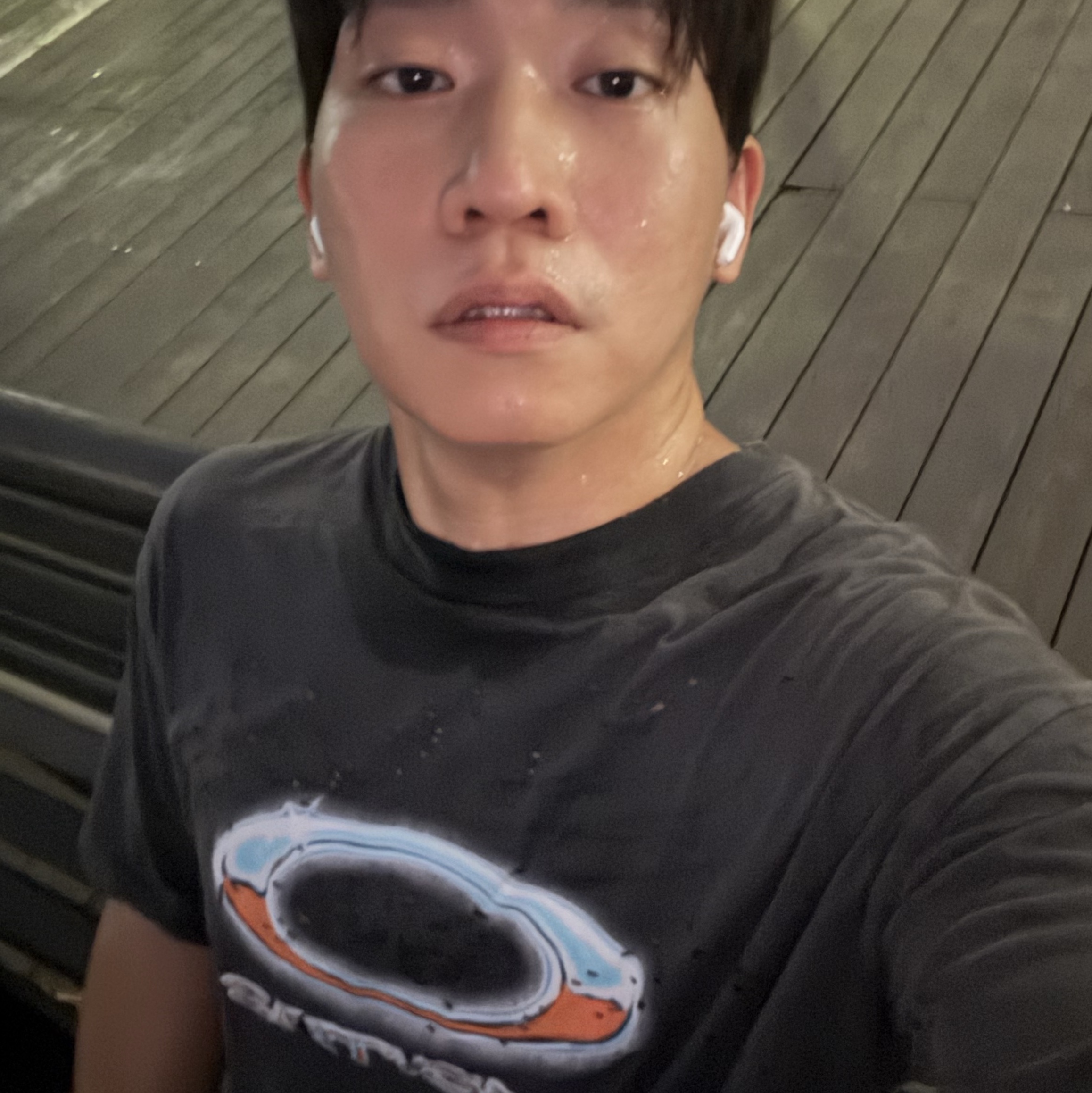 Oakley x Satisfy Mothtech T-Shirt Aged Black 착용 스타일 - 2
