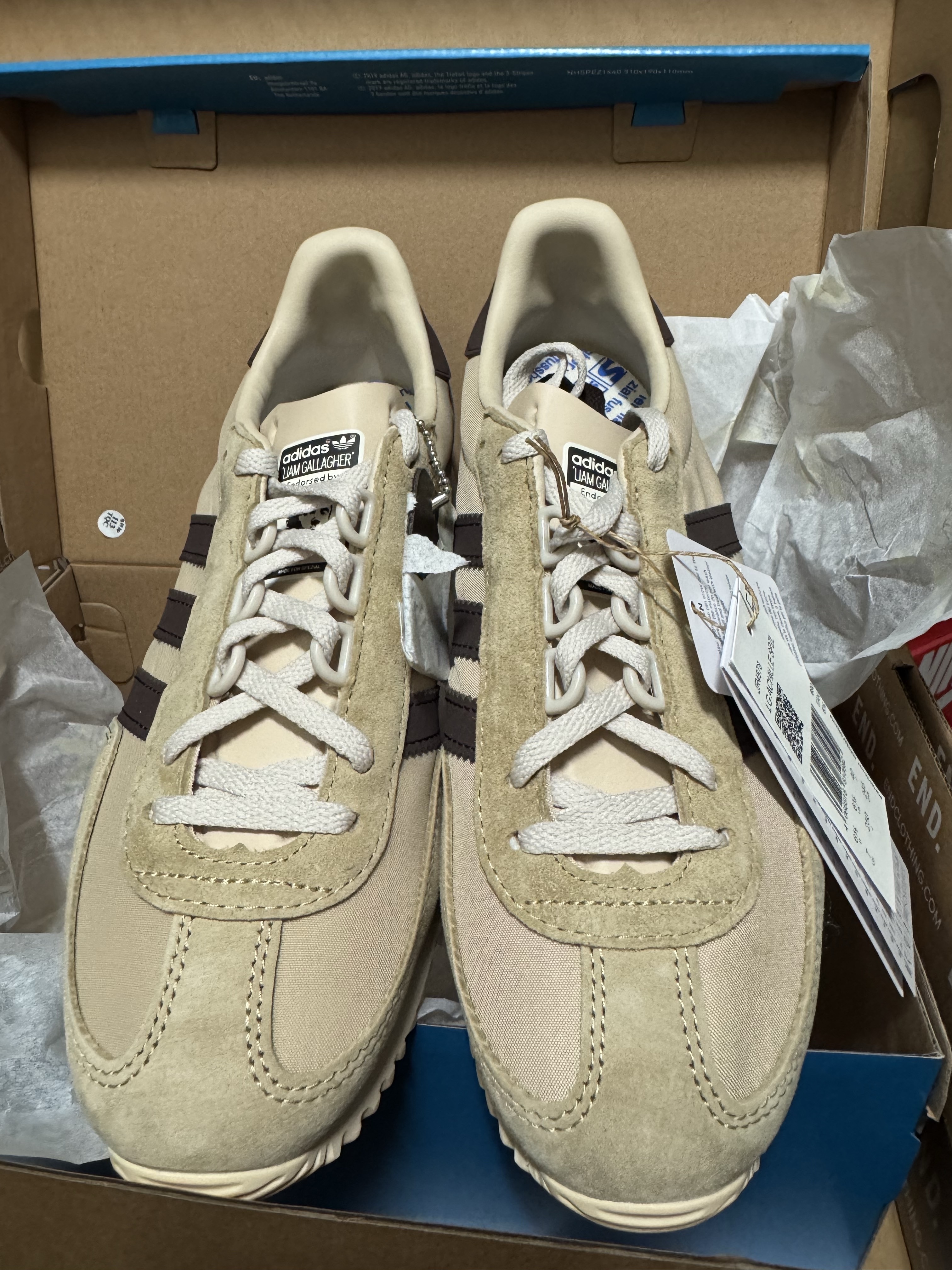 Adidas x Liam Gallagher Achille Spezial Stone Khaki Wonder Beige, Dr. Martens x Pleasures 1461 Bex Shoes Black White Tie Dye 착용 스타일 - 2