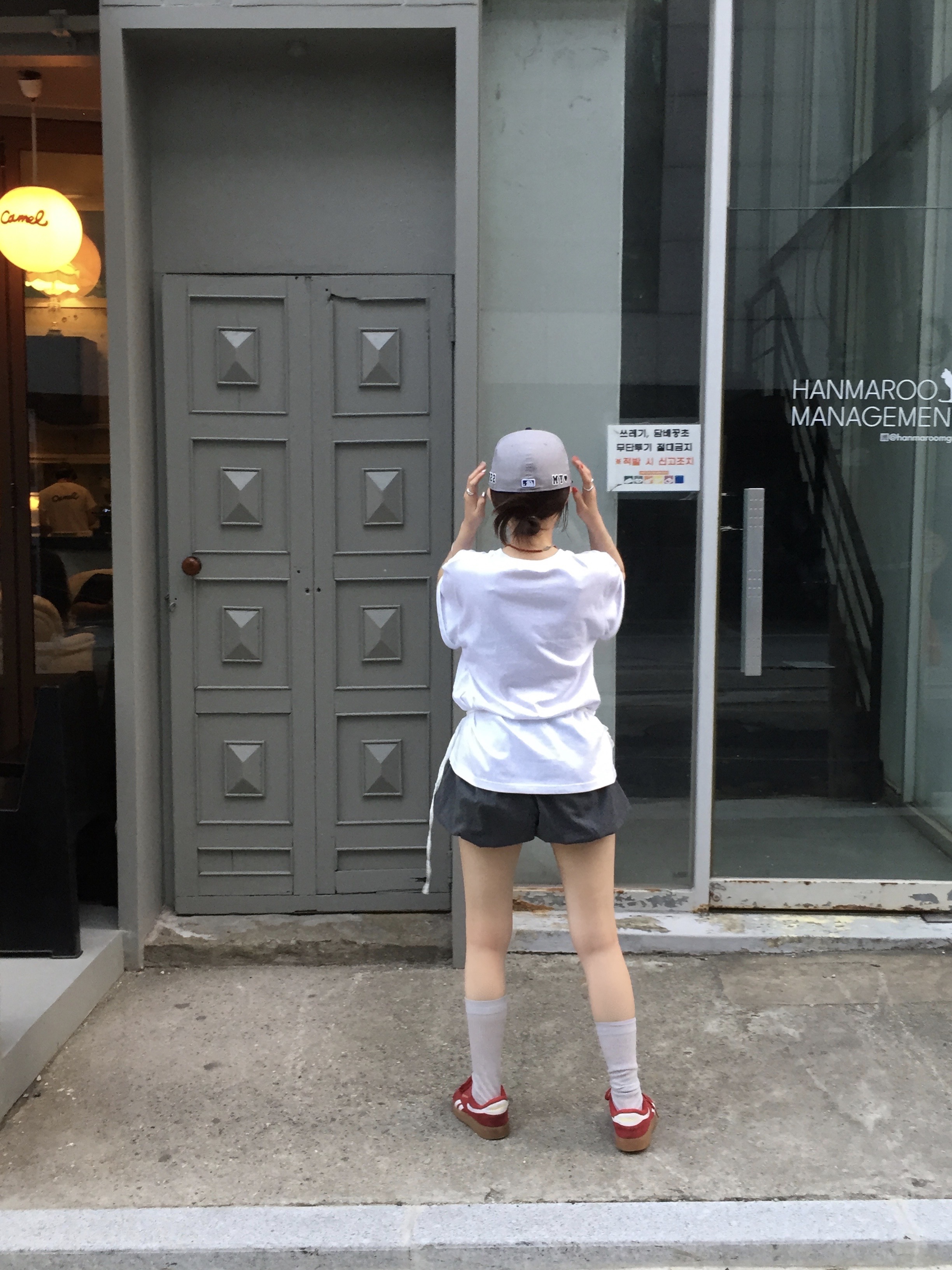 SLOW RECORD HOUSE Polka Dot Star T-Shirt White 착용 스타일 - 6