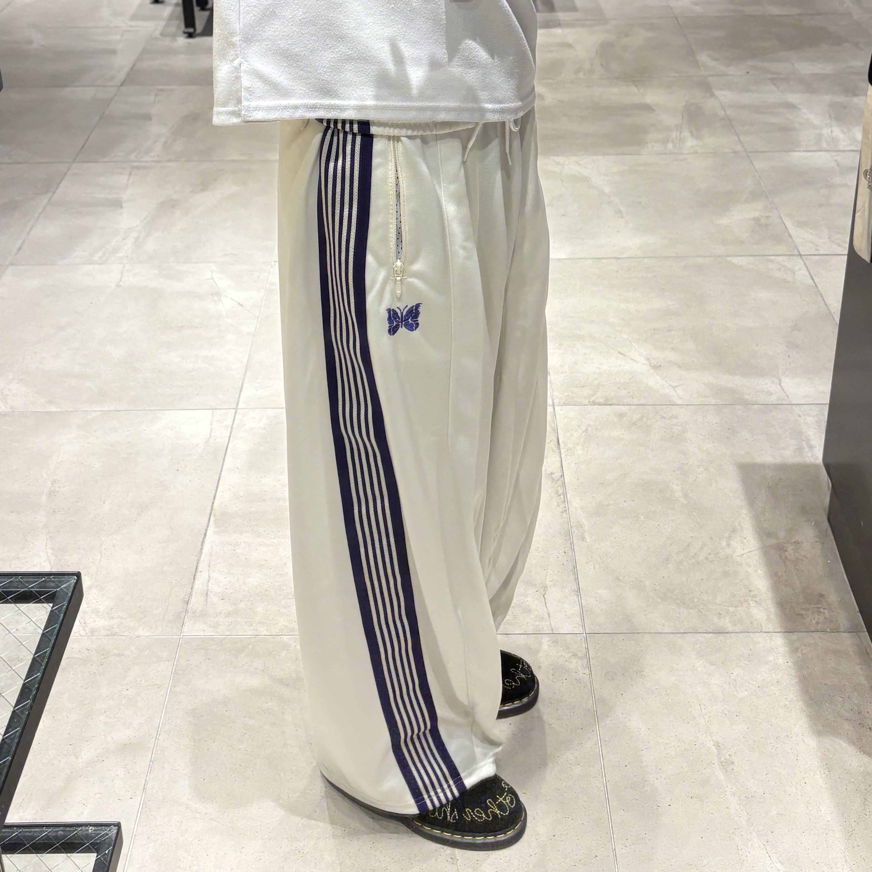Needles H.D. Track Pants Poly Smooth White Purple, Dr. Martens 1461 Desert Oasis Suede Black 착용 스타일 - 1