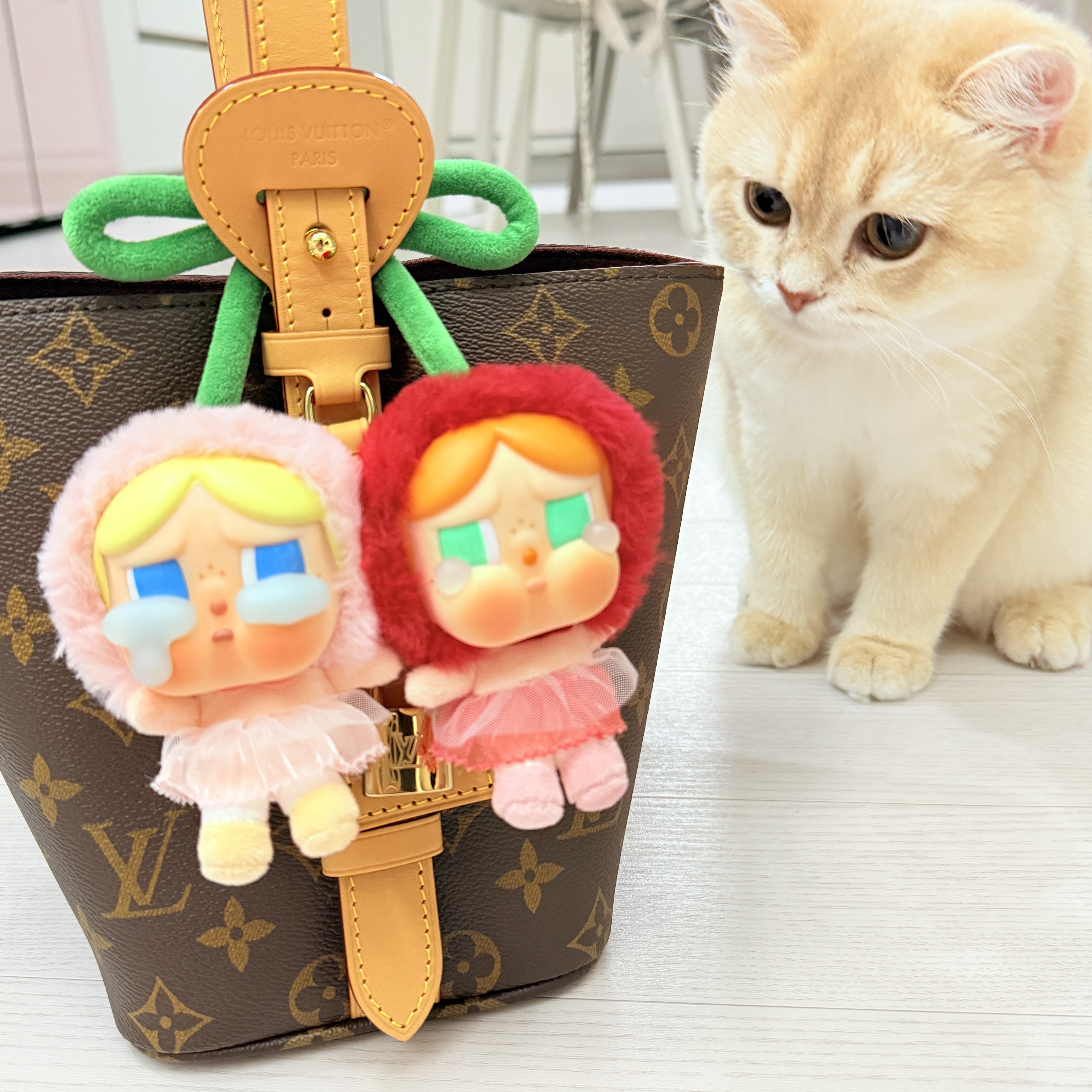 Pop Mart Crybaby Crying For Love Series Vinyl Plush 착용 스타일 - 1