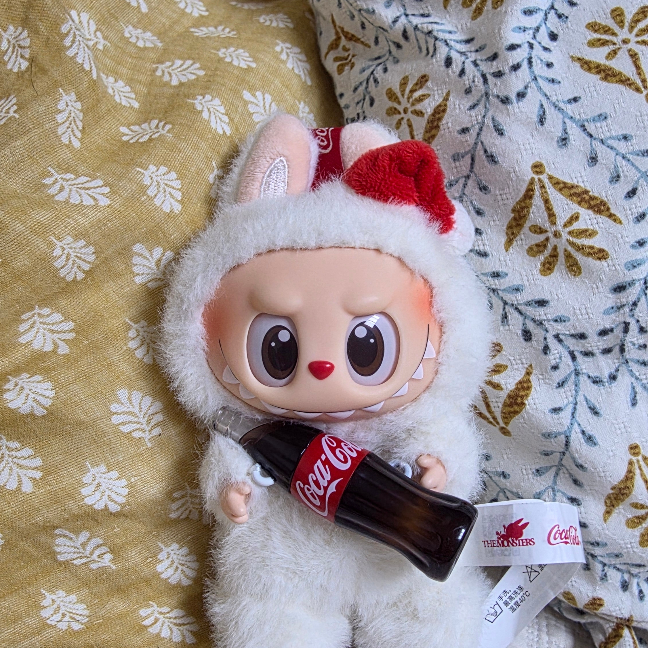 Pop Mart Labubu Coca Cola Series Surprise Shake Keyring (Opened Case) 착용 스타일
