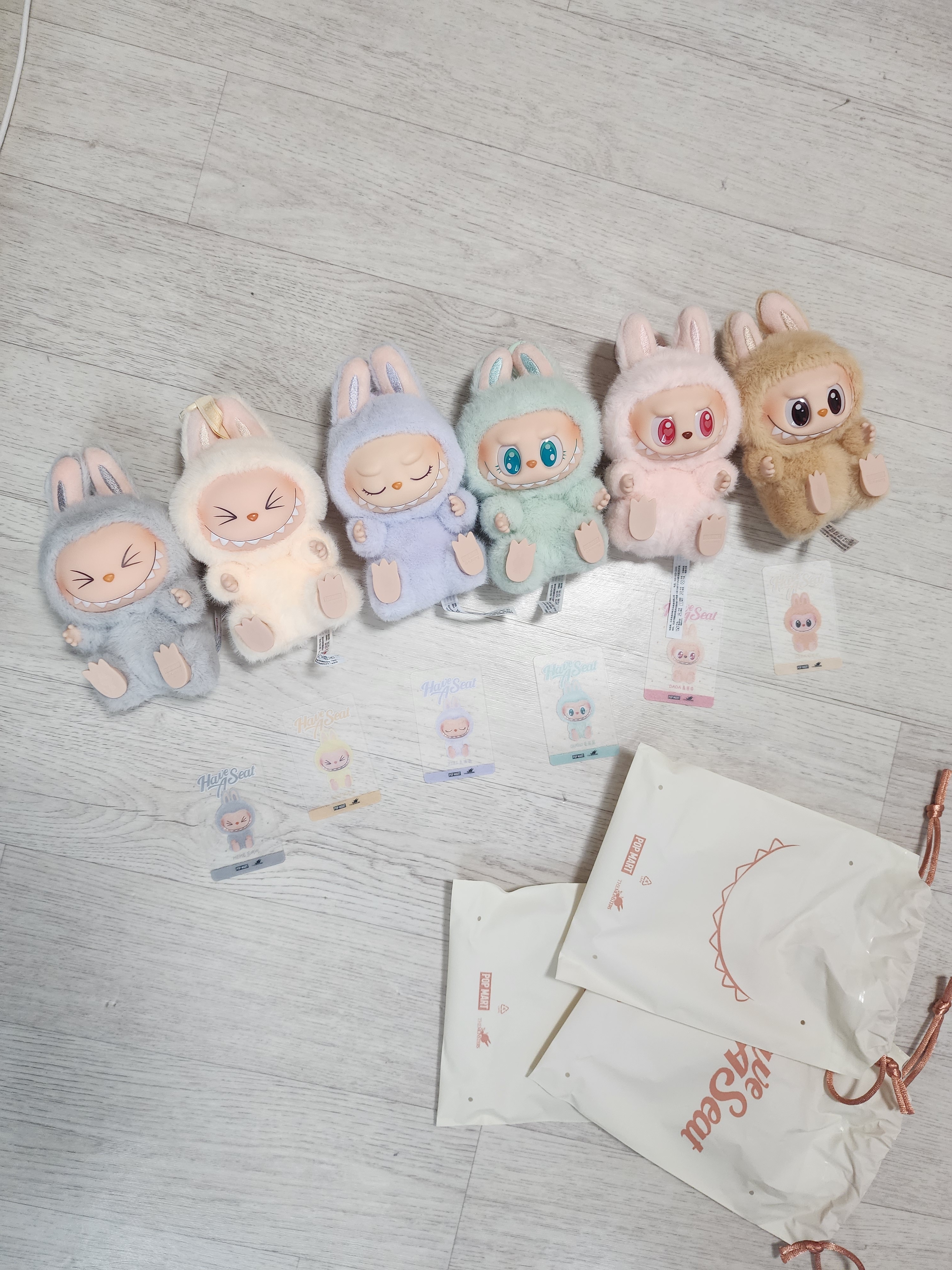Pop Mart Labubu Let's Play Together Doll Series Sealed Case (6 Blind Boxes) 착용 스타일 - 1