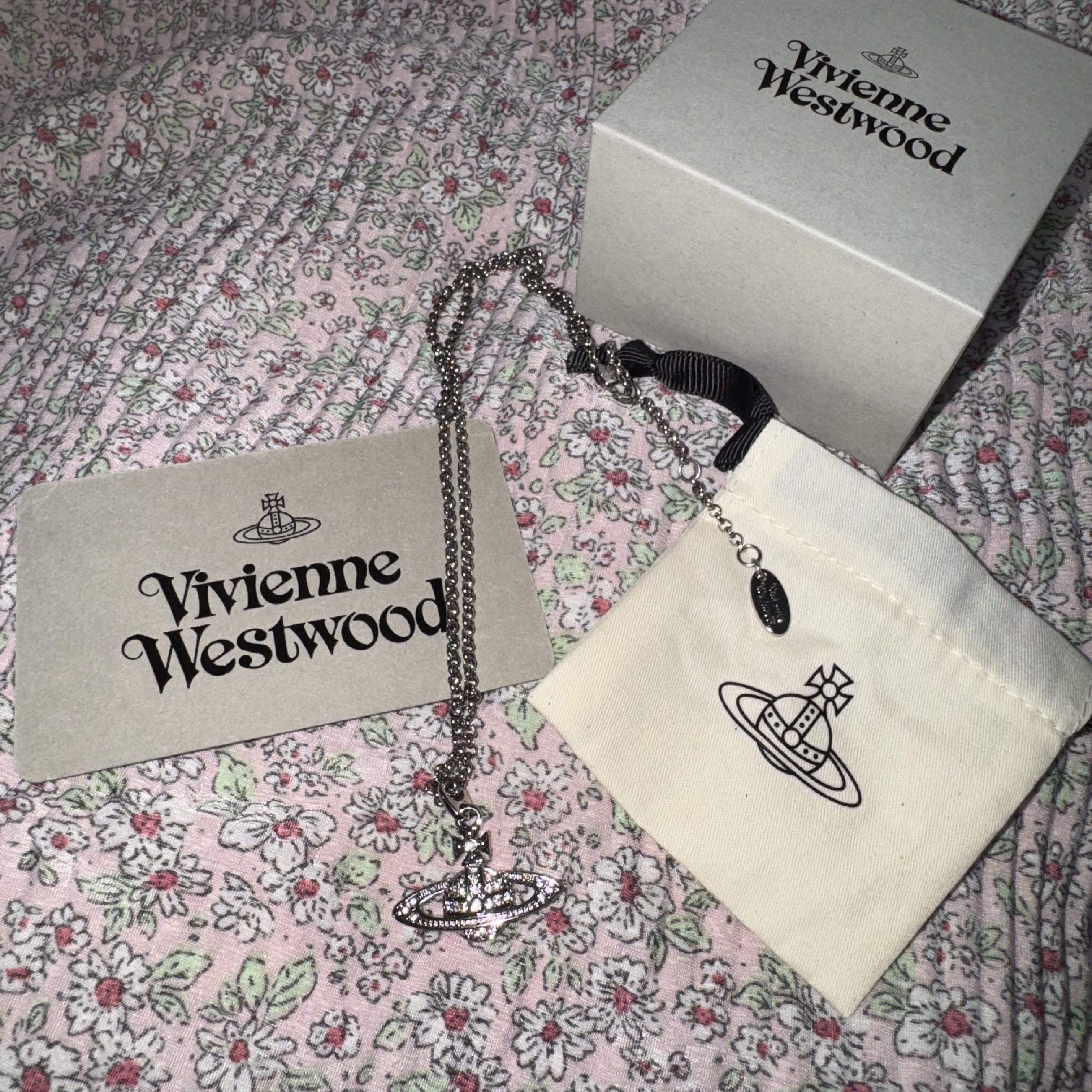 Vivienne Westwood Mini Bas Relief Pendant Silver 착용 스타일 - 2