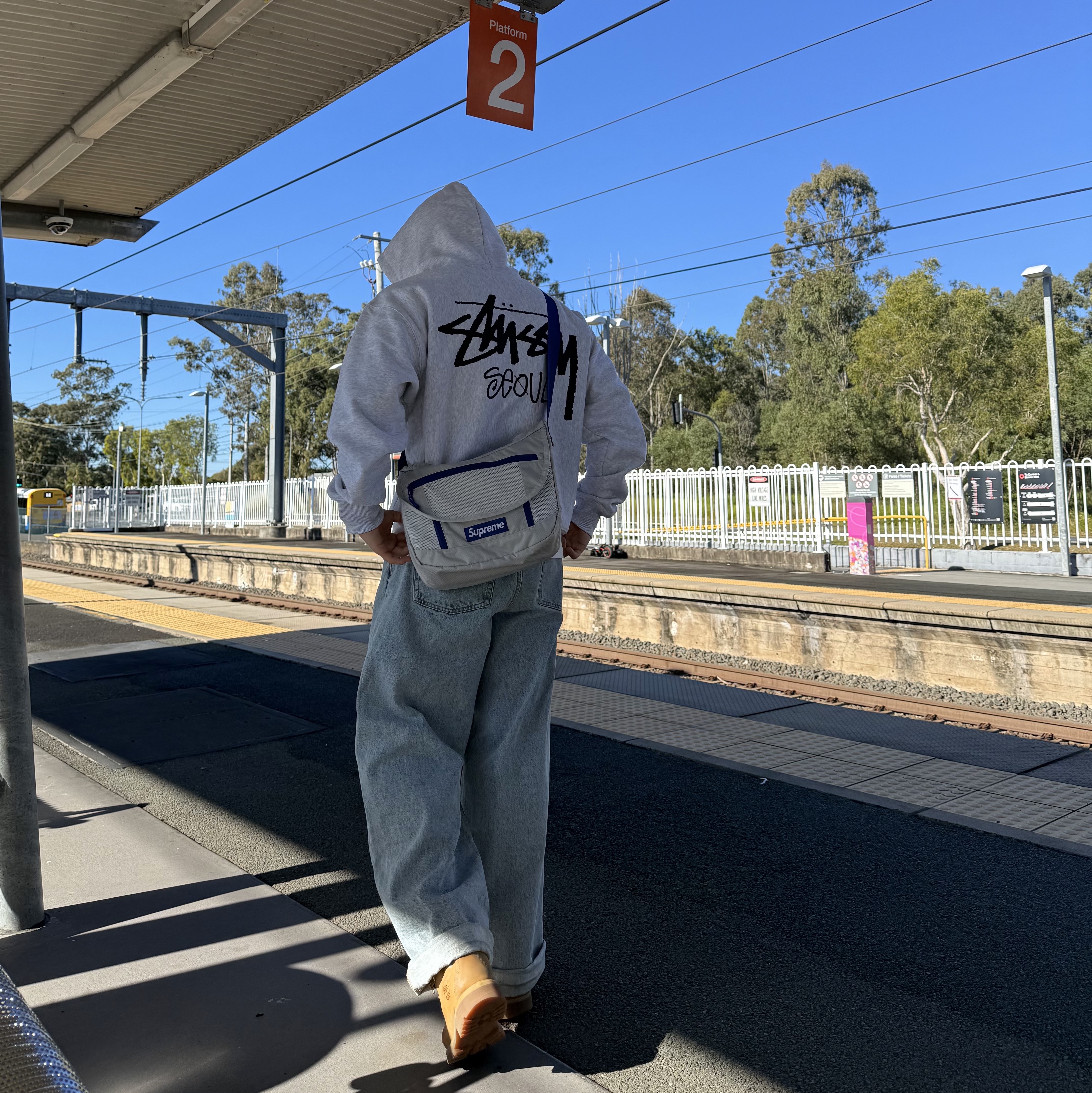Stussy Stock Seoul Hood Ash Heather, Supreme Small Messenger Bag Silver - 22SS 착용 스타일 - 1