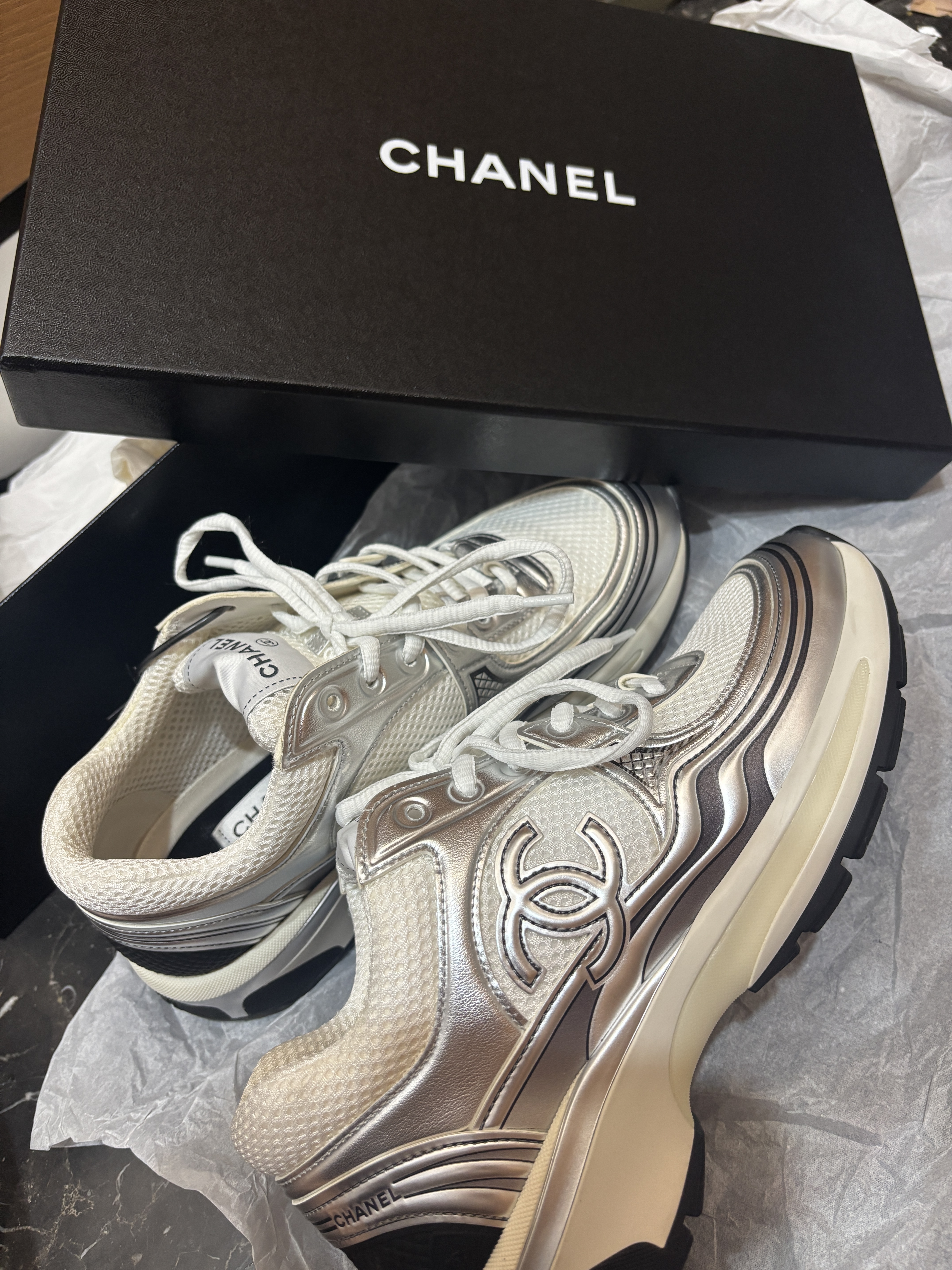 (W) Chanel Sneakers Fabric Laminated & White Silver 착용 스타일