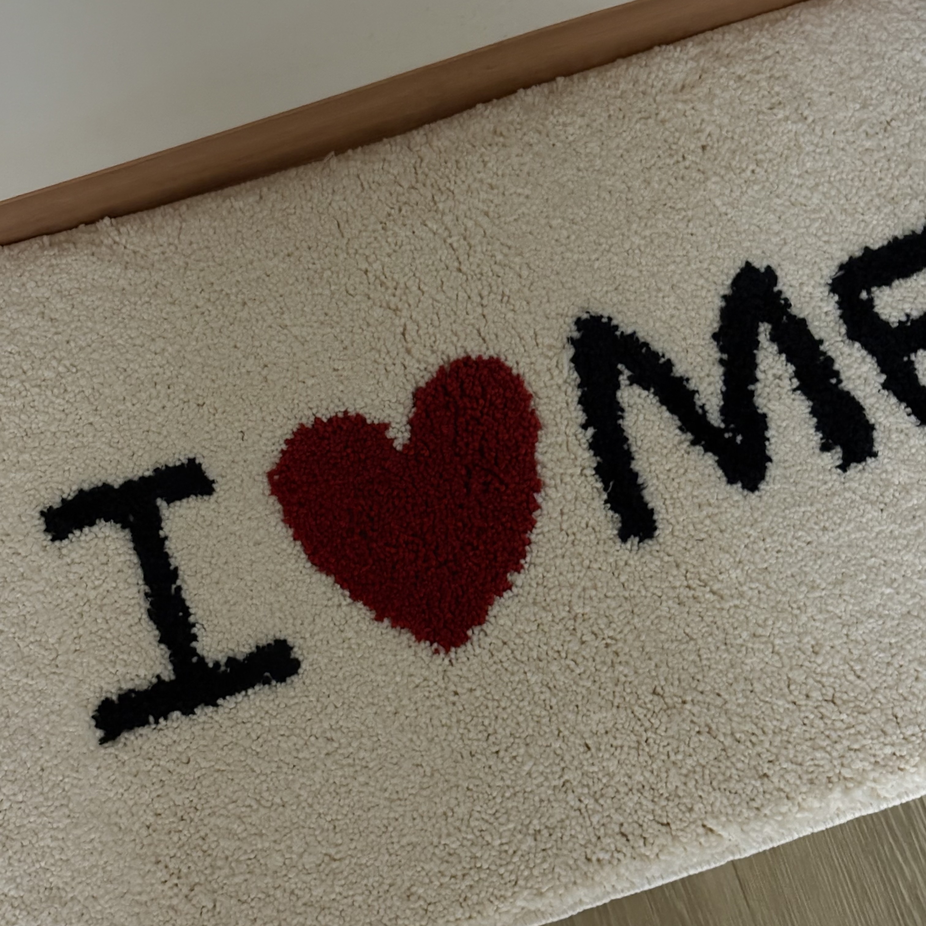 LAZYZ I Love Me Rug - White 착용 스타일